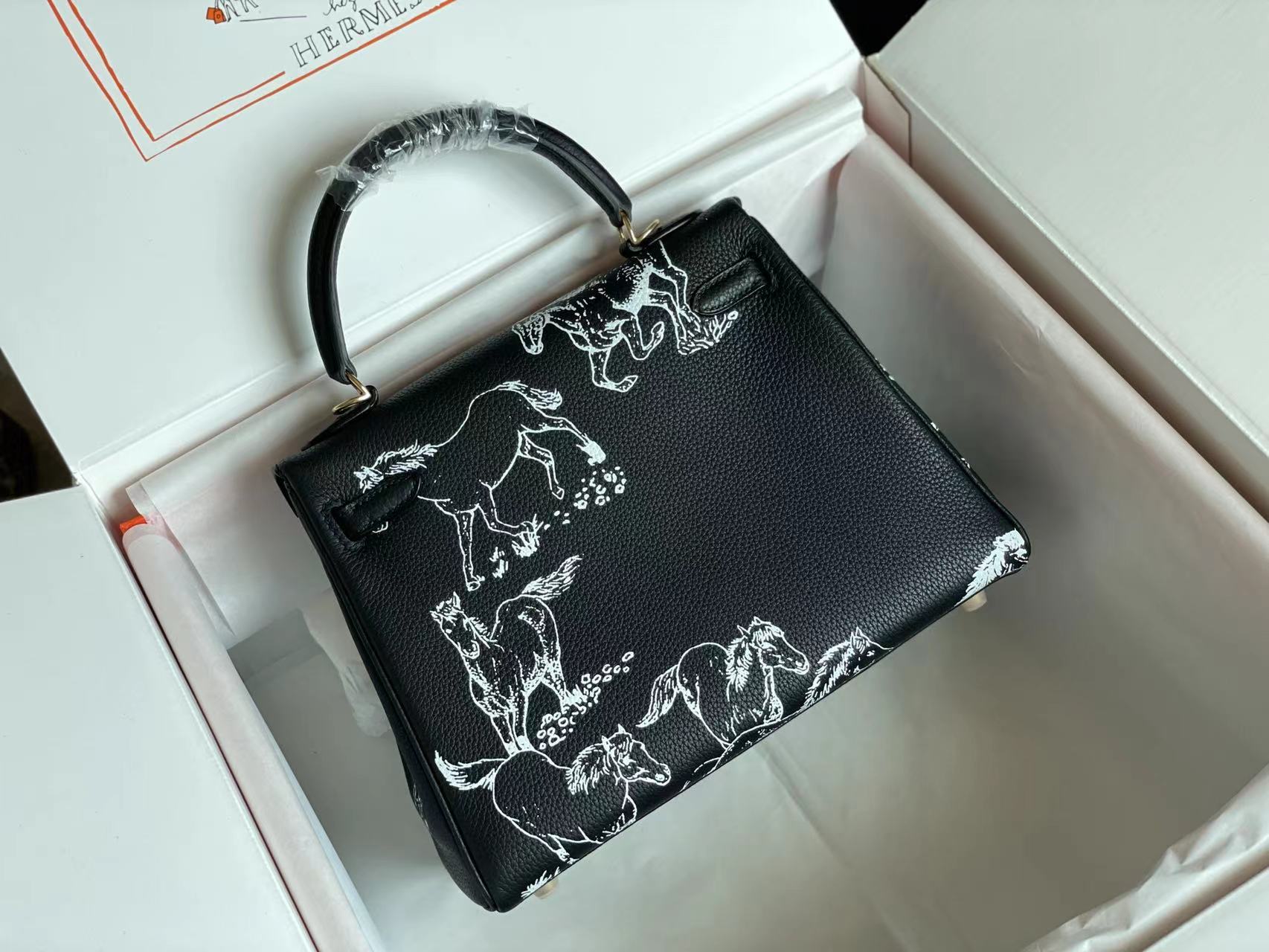 SAC BIRKIN 25 EN CUIR DE VEAU NOIR AVEC AUTOCOLLANT BLANC (FABRIQUÉ SUR COMMANDE)