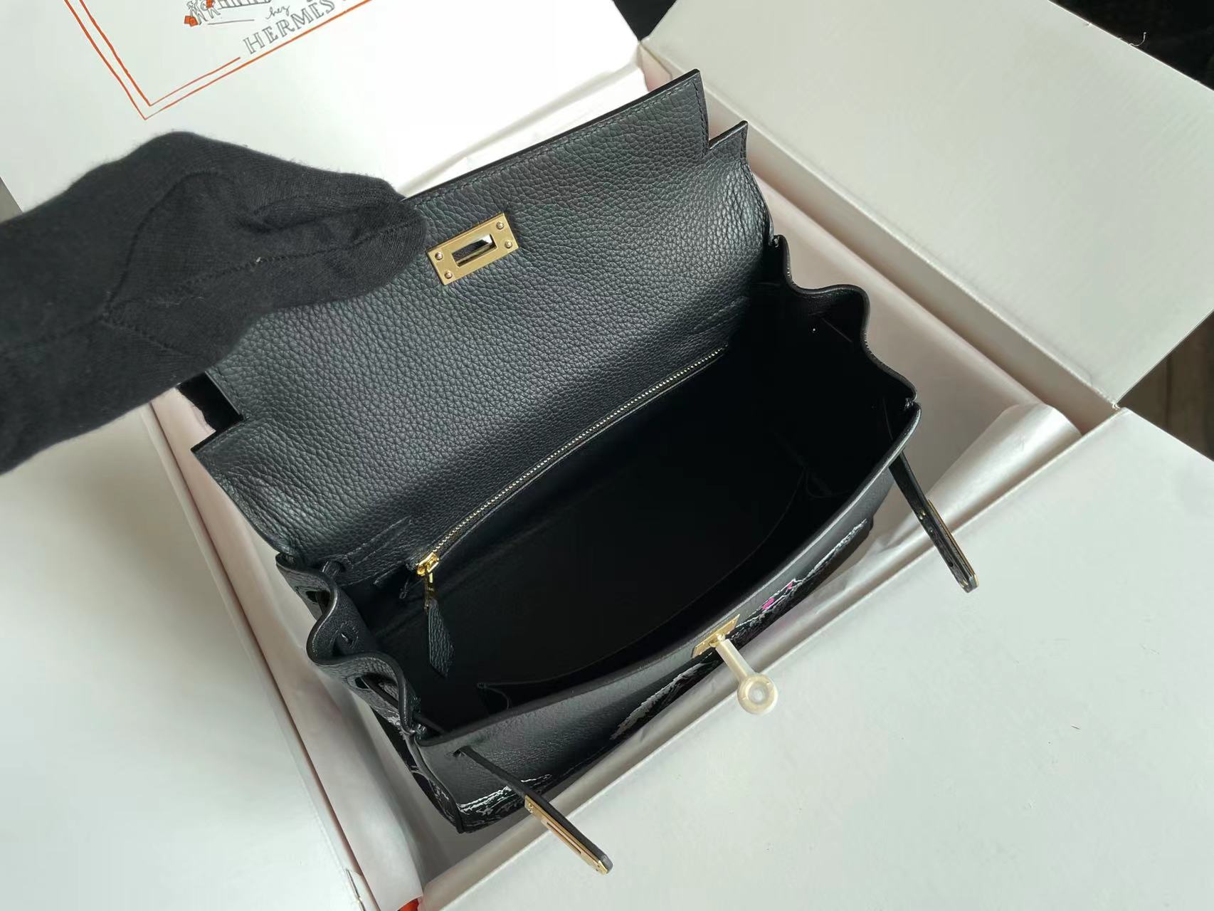 SAC BIRKIN 25 EN CUIR DE VEAU NOIR AVEC AUTOCOLLANT BLANC (FABRIQUÉ SUR COMMANDE)