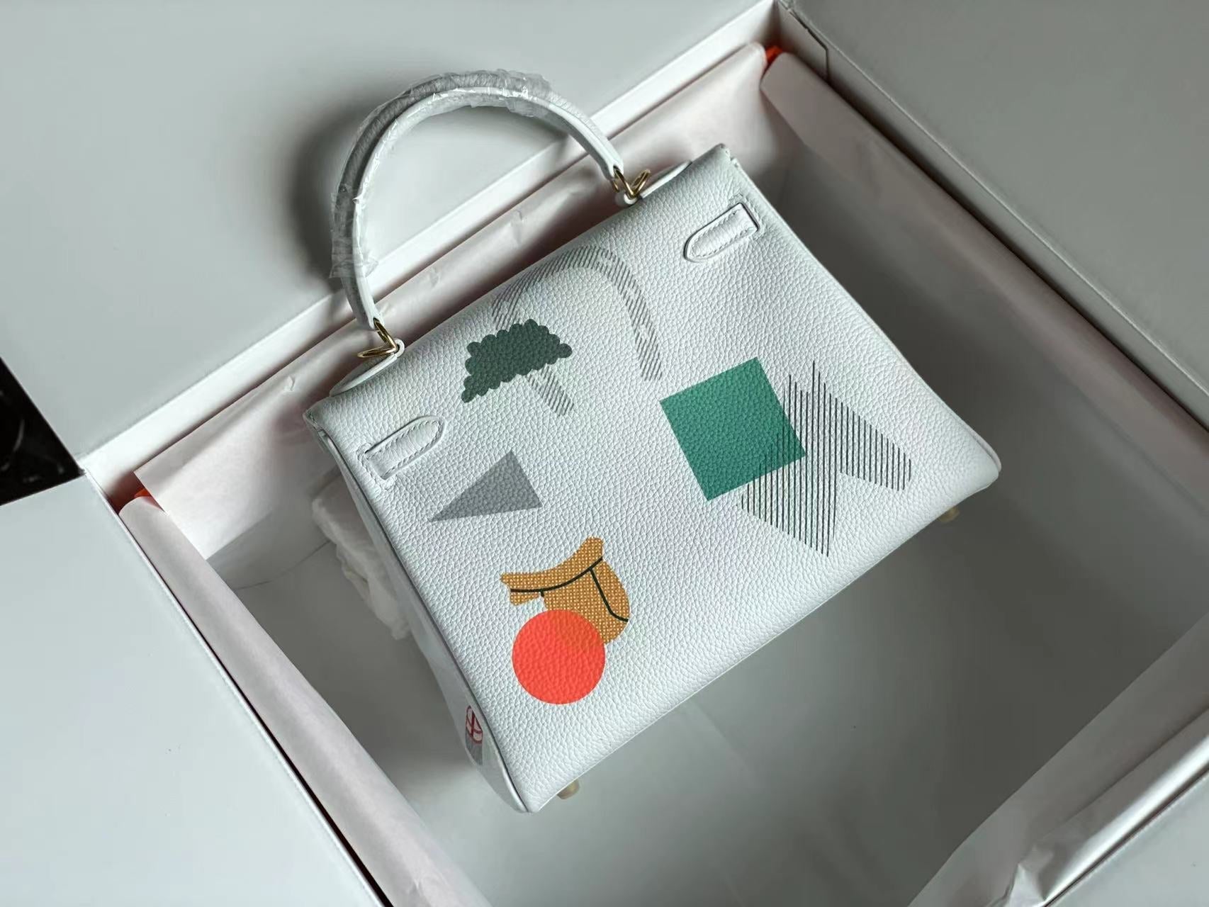 SAC BIRKIN 25 EN CUIR DE VEAU BLANC AVEC AUTOCOLLANT COLORÉ (FABRIQUÉ SUR COMMANDE)