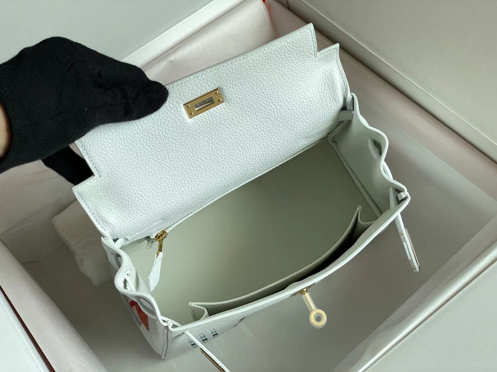 SAC BIRKIN 25 EN CUIR DE VEAU BLANC AVEC AUTOCOLLANT COLORÉ (FABRIQUÉ SUR COMMANDE)