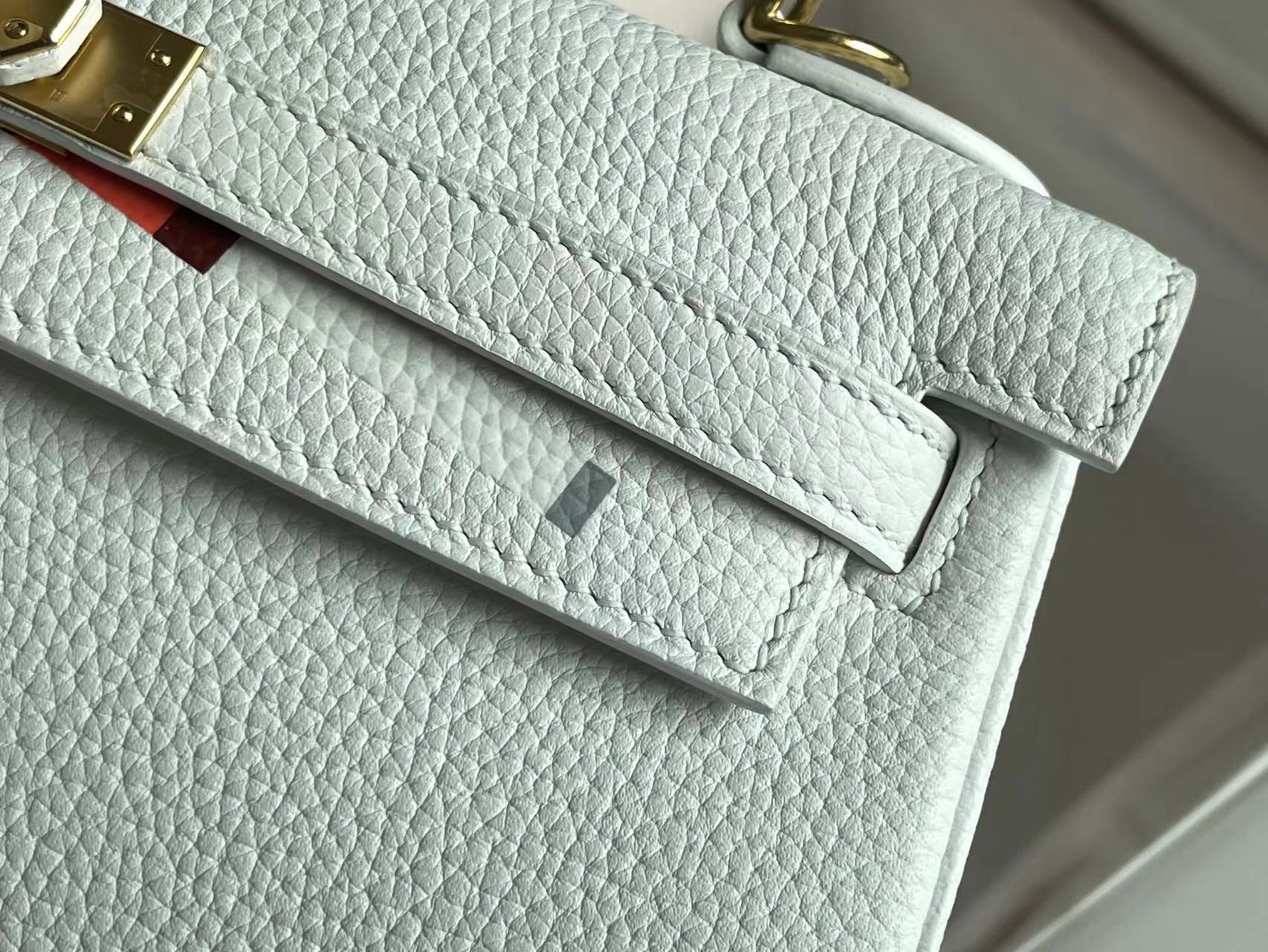 SAC BIRKIN 25 EN CUIR DE VEAU BLANC AVEC AUTOCOLLANT COLORÉ (FABRIQUÉ SUR COMMANDE)