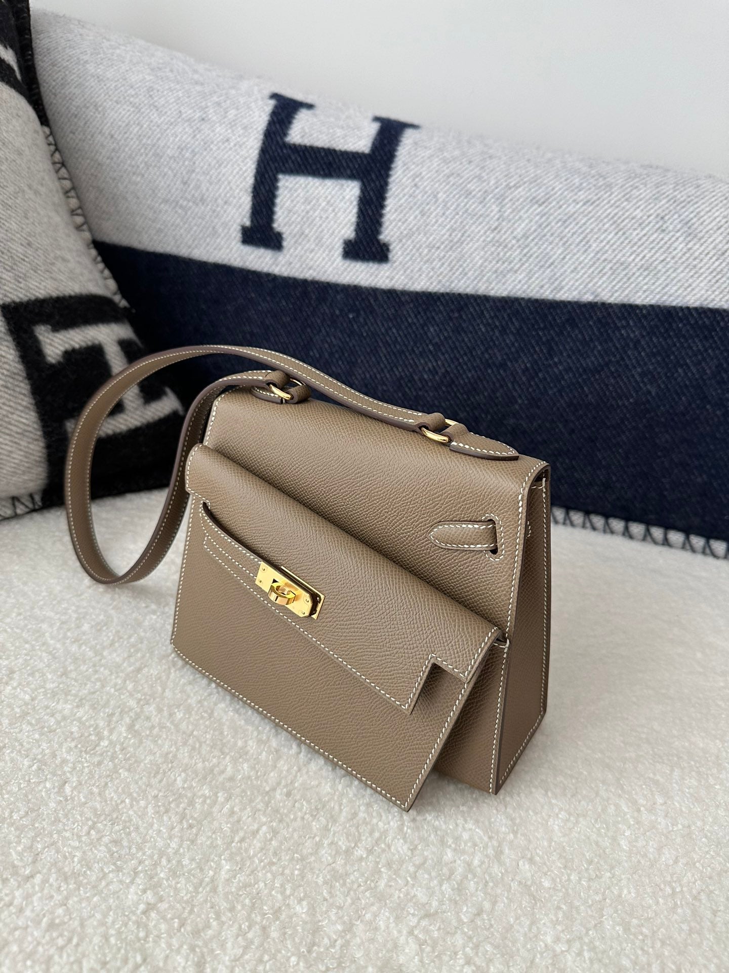 HM KELLY DESORDRE 20CM ÉTOUPÉE GRIS EPSOM QUINCAILLERIE OR