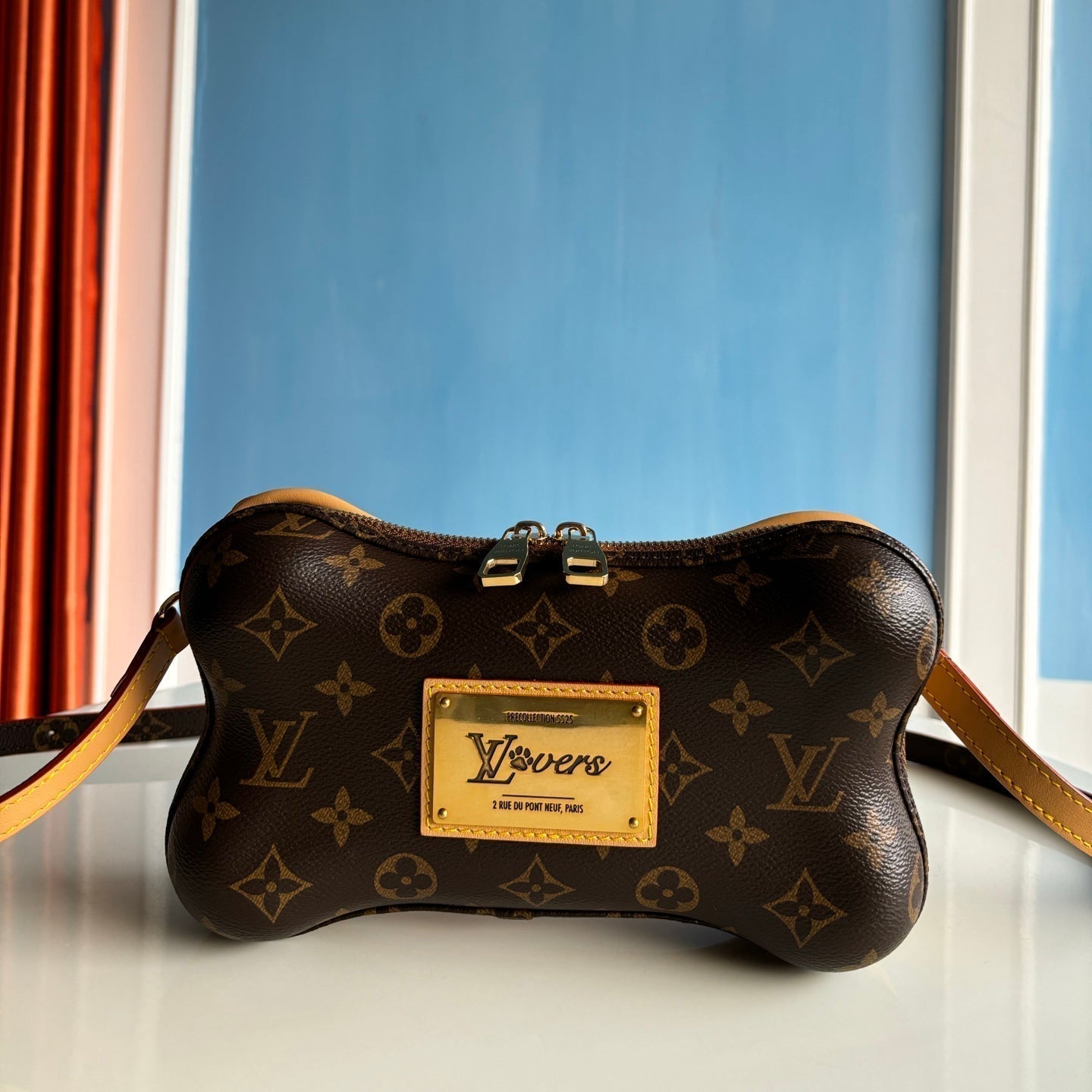 Portefeuille portable LV SS25 BONE 24 cm en toile enduite monogrammée