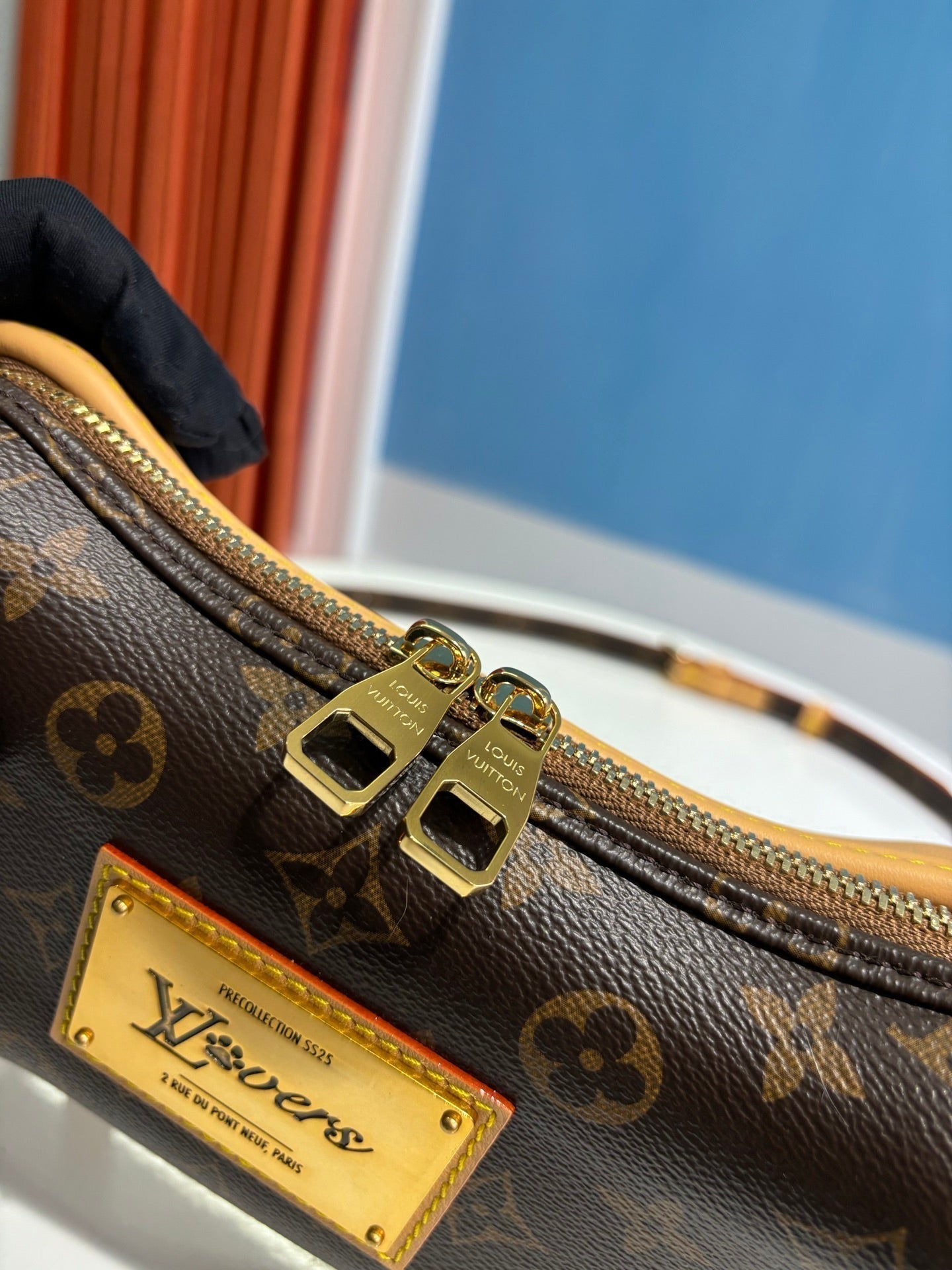 Portefeuille portable LV SS25 BONE 24 cm en toile enduite monogrammée