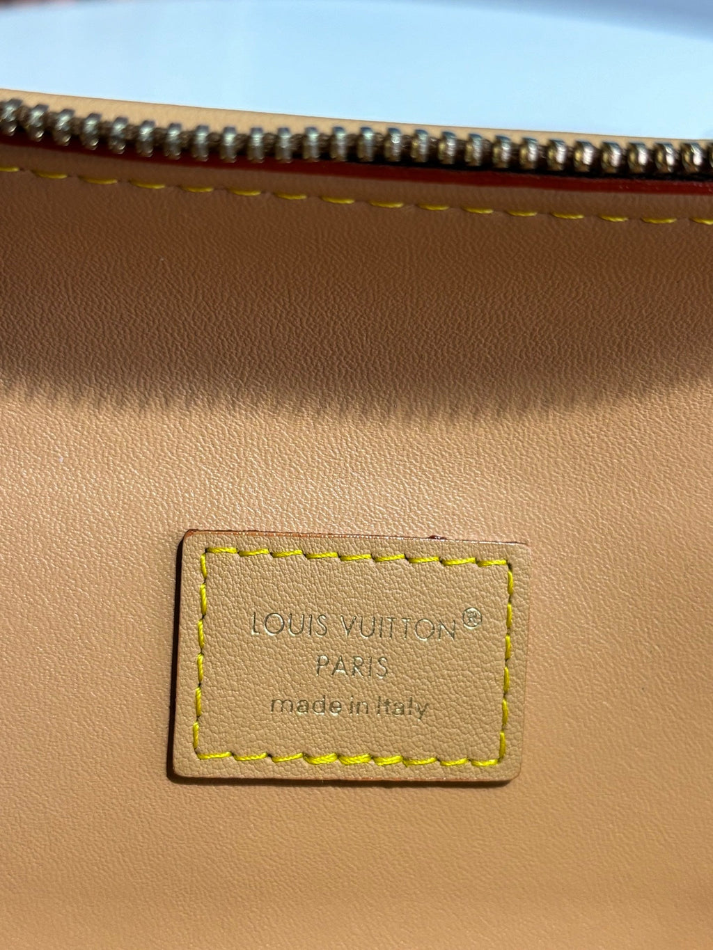 Portefeuille portable LV SS25 BONE 24 cm en toile enduite monogrammée