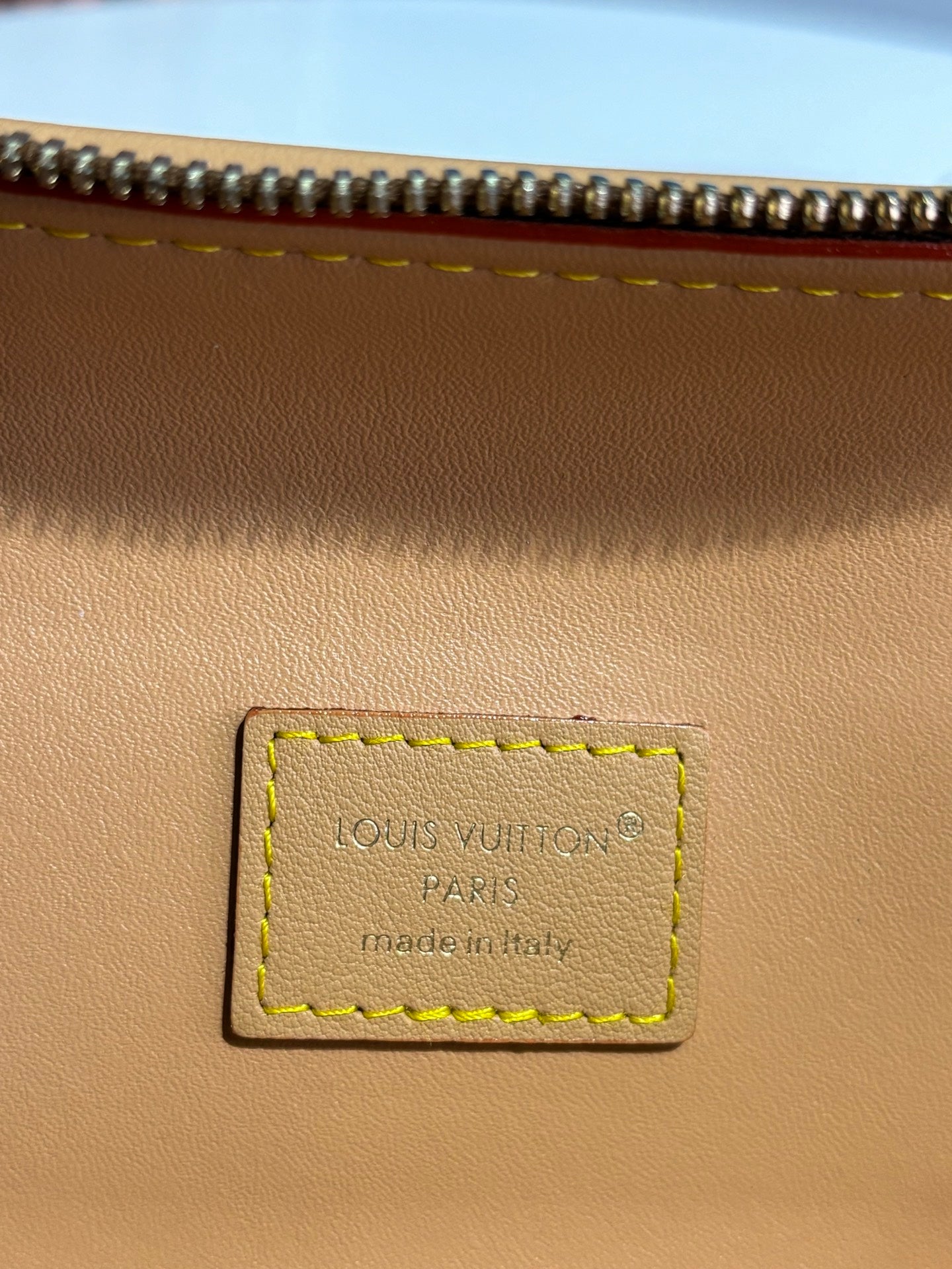 Portefeuille portable LV SS25 BONE 24 cm en toile enduite monogrammée