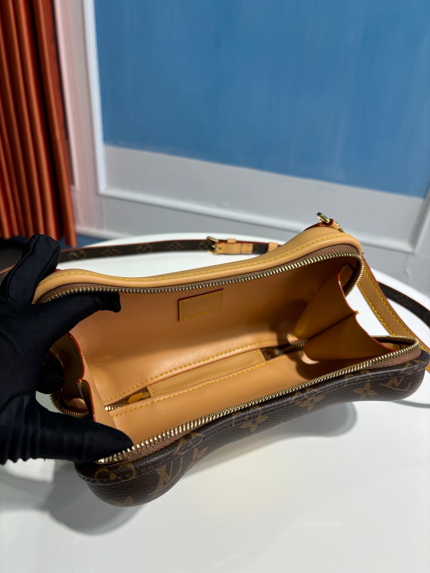 Portefeuille portable LV SS25 BONE 24 cm en toile enduite monogrammée