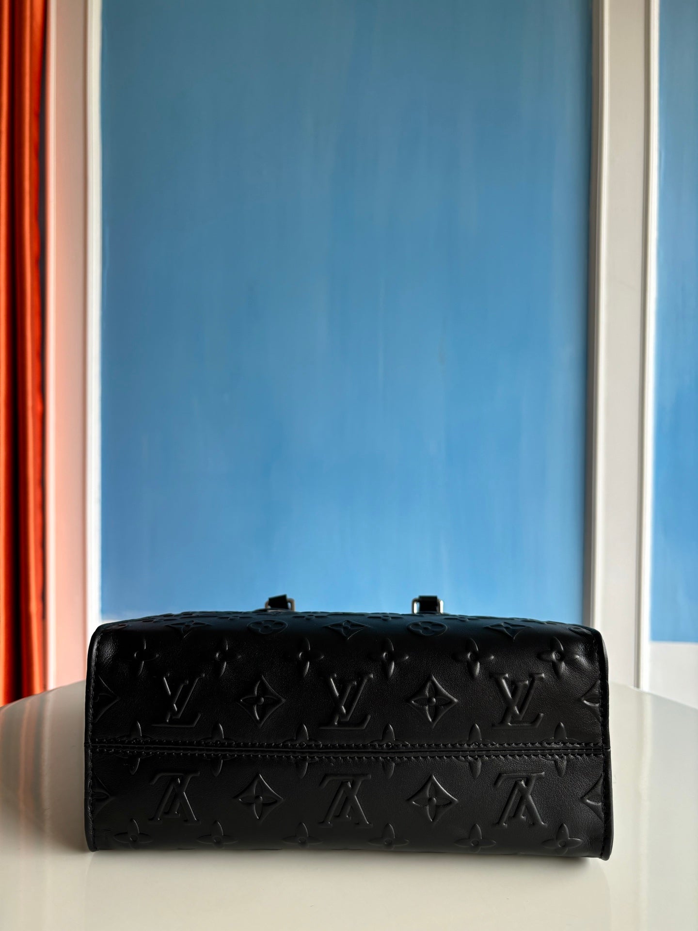LV SS25 ONTHEGO BOLD 25CM CUIR DE VEAU NOIR