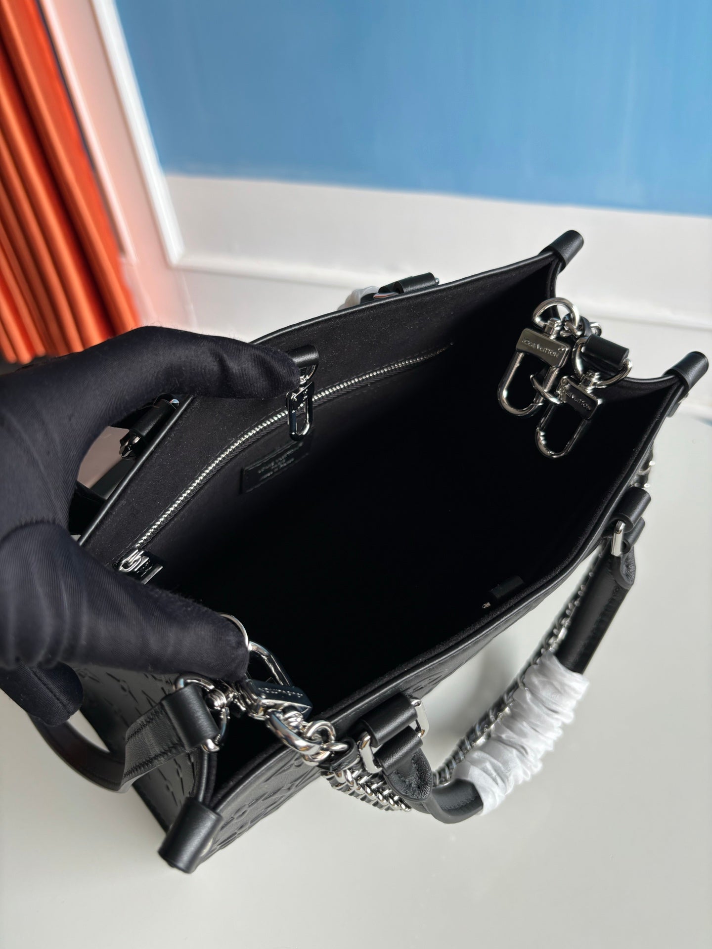 LV SS25 ONTHEGO BOLD 25CM BLACK CALFSKIN