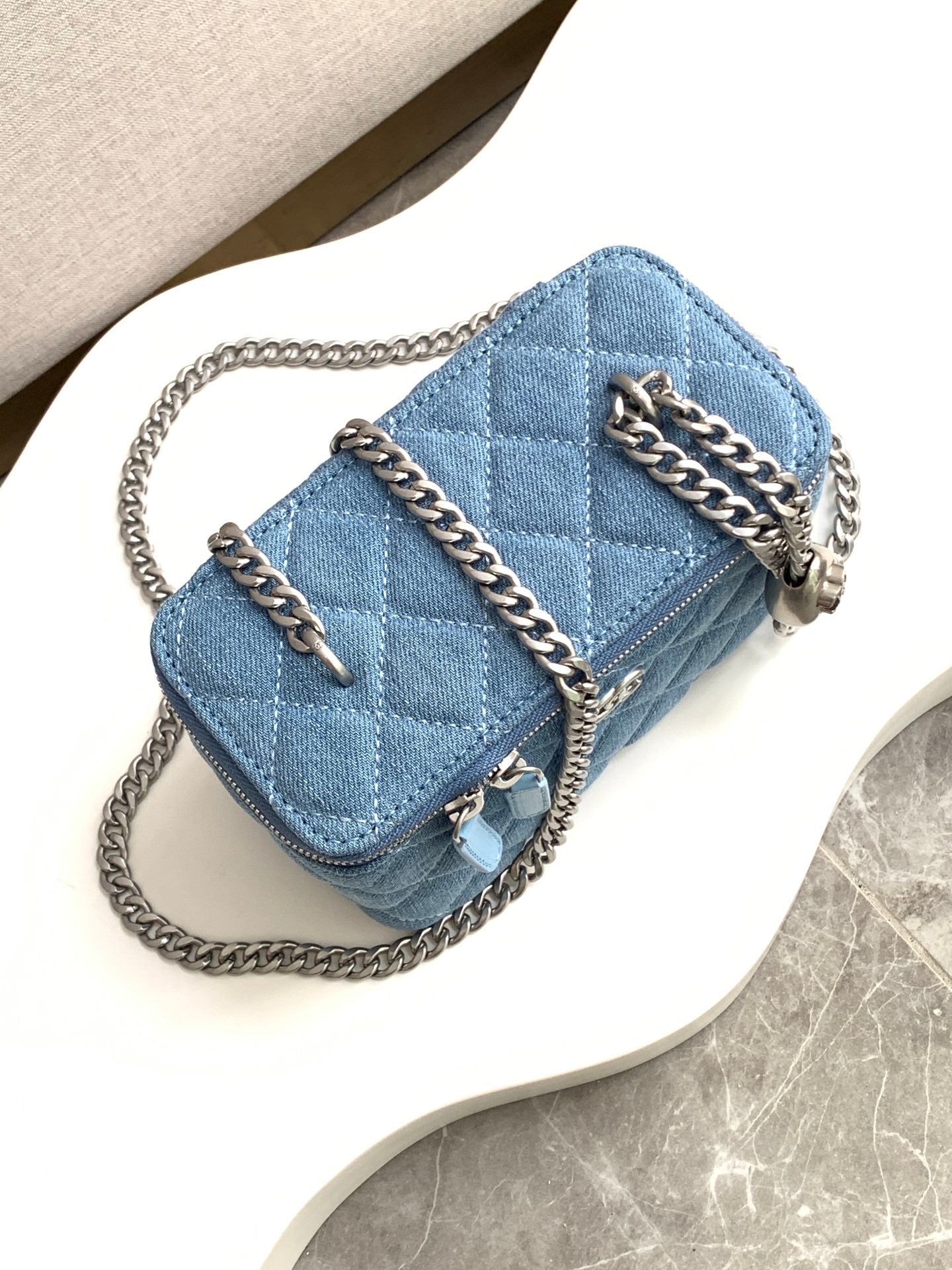 CC 24K VANITY 18CM BLEU DENIM QUINCAILLERIE ARGENTÉE 