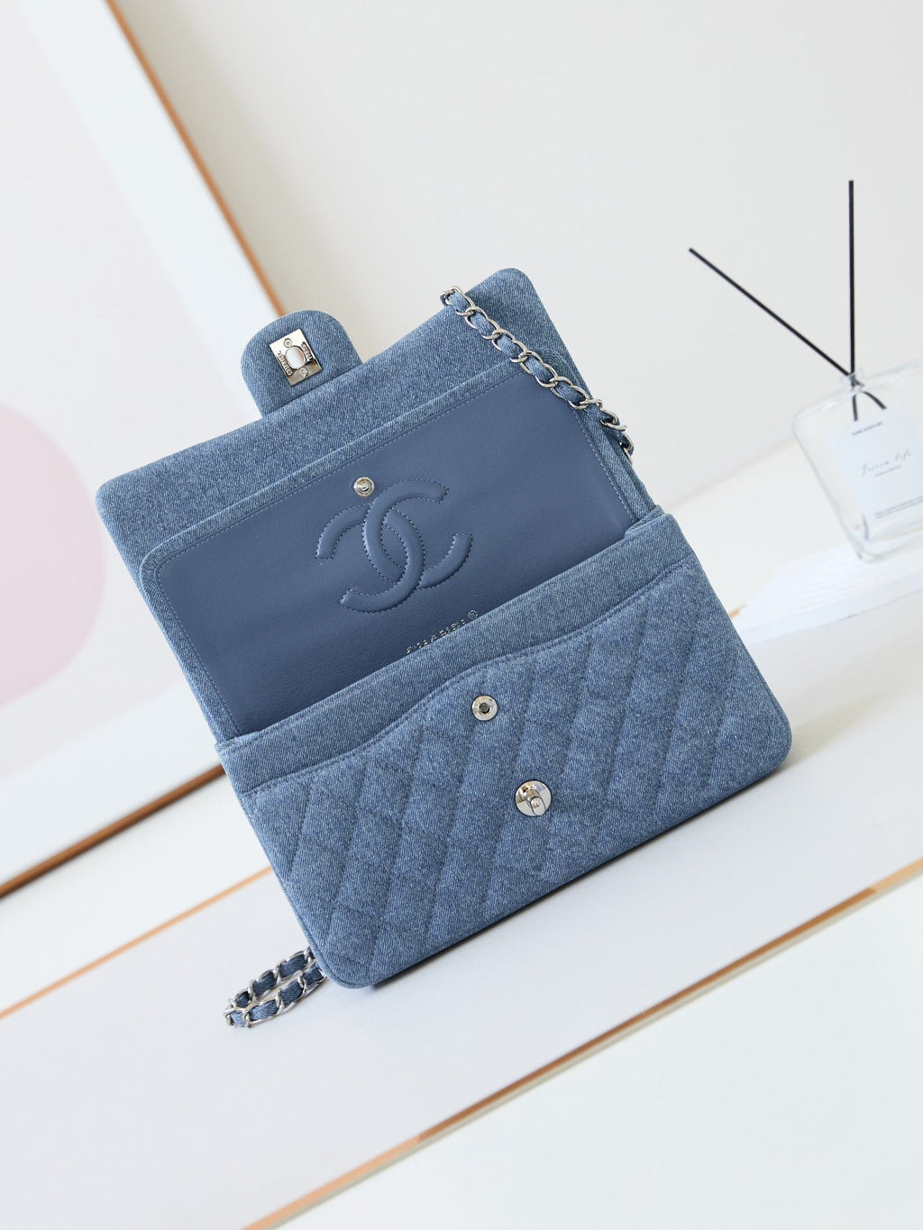 SAC À RABAT CC 24K 25CM BLEU DENIM QUINCAILLERIE ARGENTÉE 