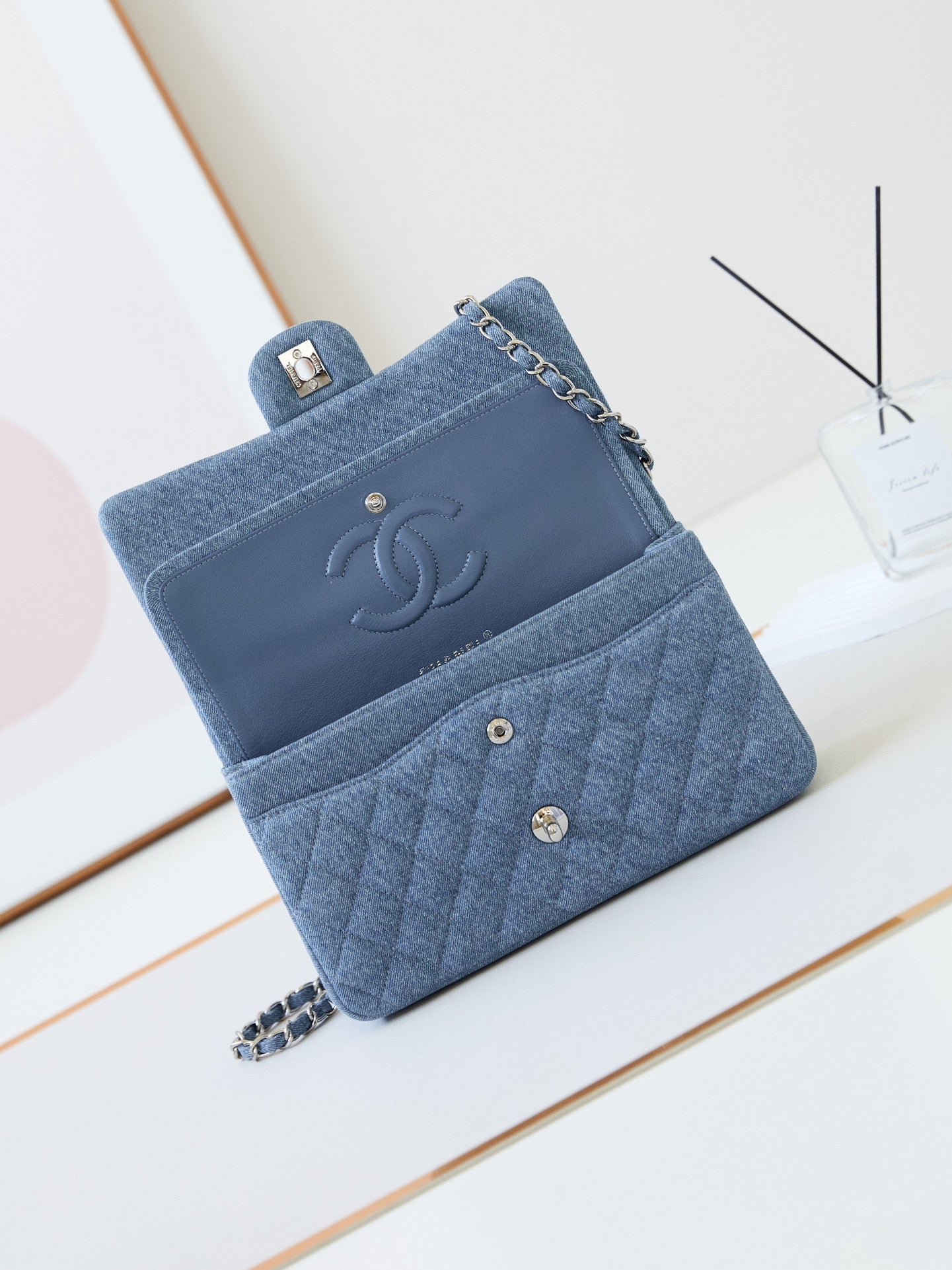 SAC À RABAT CC 24K 25CM BLEU DENIM QUINCAILLERIE ARGENTÉE 