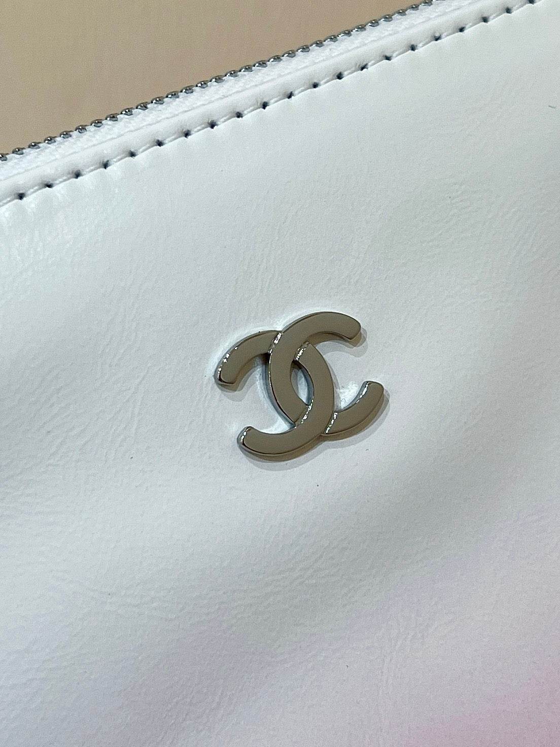 SAC HOBO CC22 ROSE BLANC CUIR D'AGNEAU QUINCAILLERIE ARGENTÉE