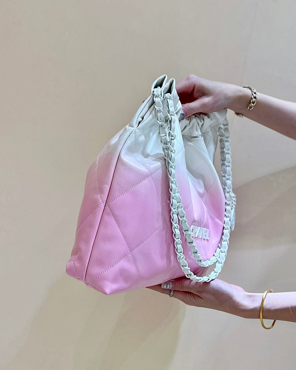 SAC HOBO CC22 ROSE BLANC CUIR D'AGNEAU QUINCAILLERIE ARGENTÉE