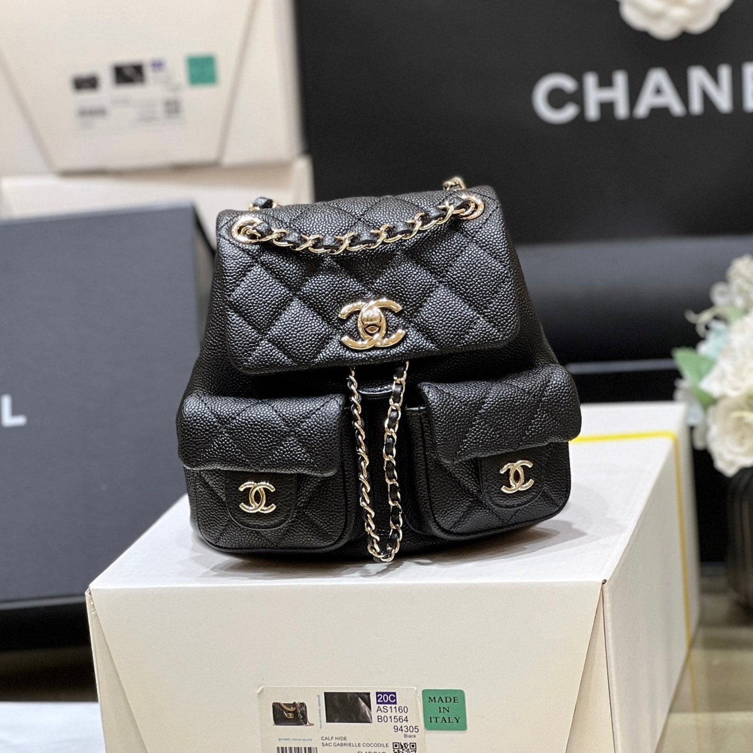 SAC À DOS 24A DUMA EN CUIR CAVIAR NOIR ET QUINCAILLERIE OR CLAIR