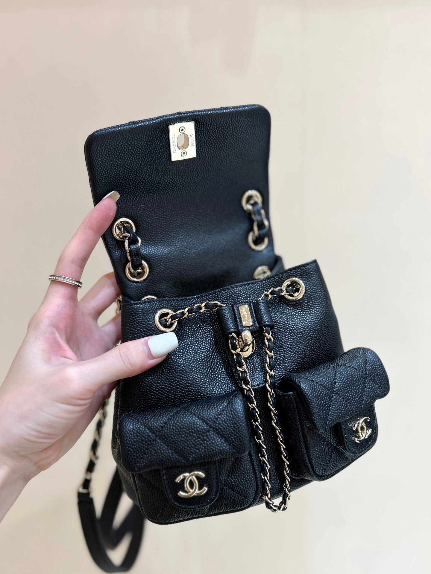 SAC À DOS 24A DUMA EN CUIR CAVIAR NOIR ET QUINCAILLERIE OR CLAIR
