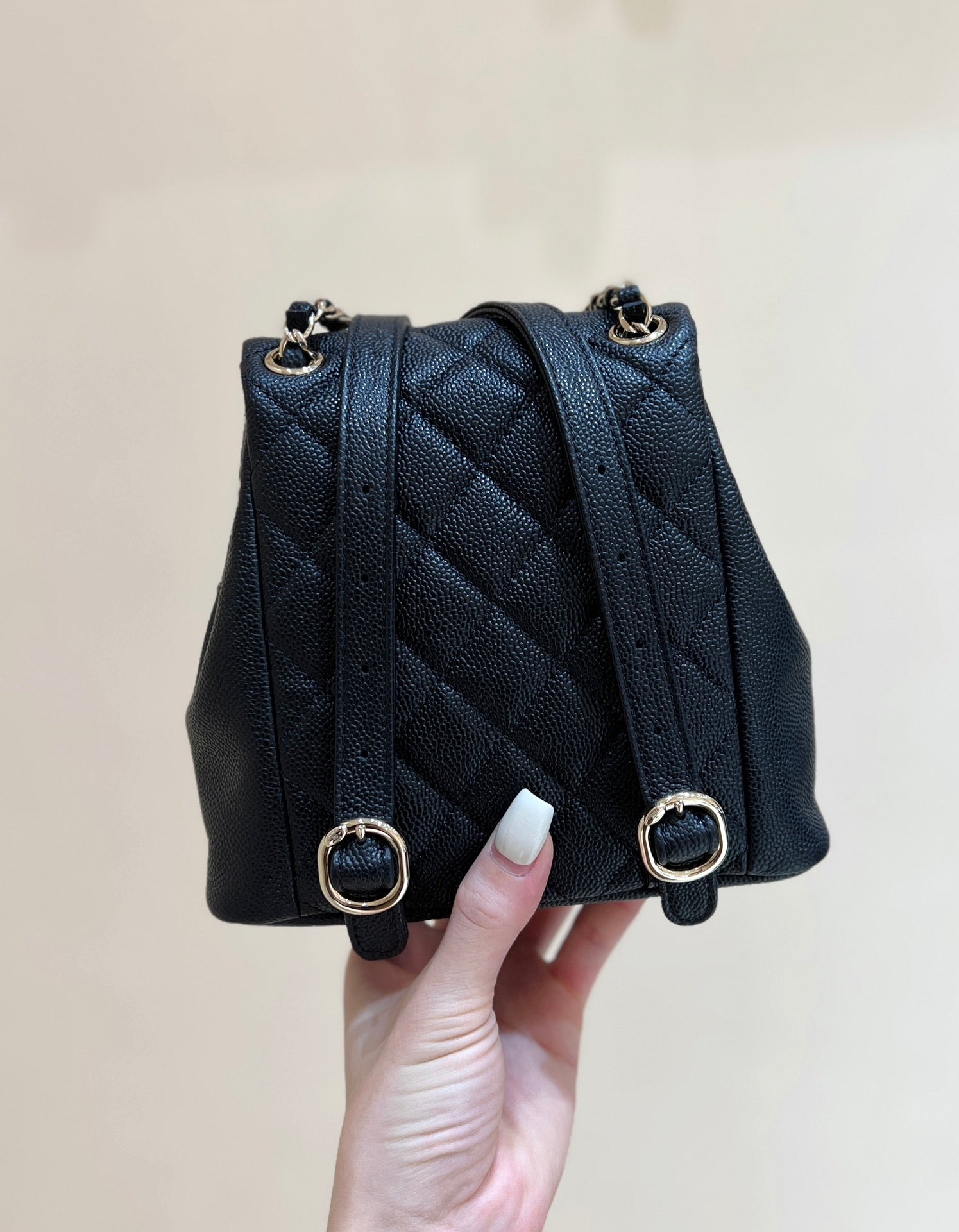 SAC À DOS 24A DUMA EN CUIR CAVIAR NOIR ET QUINCAILLERIE OR CLAIR