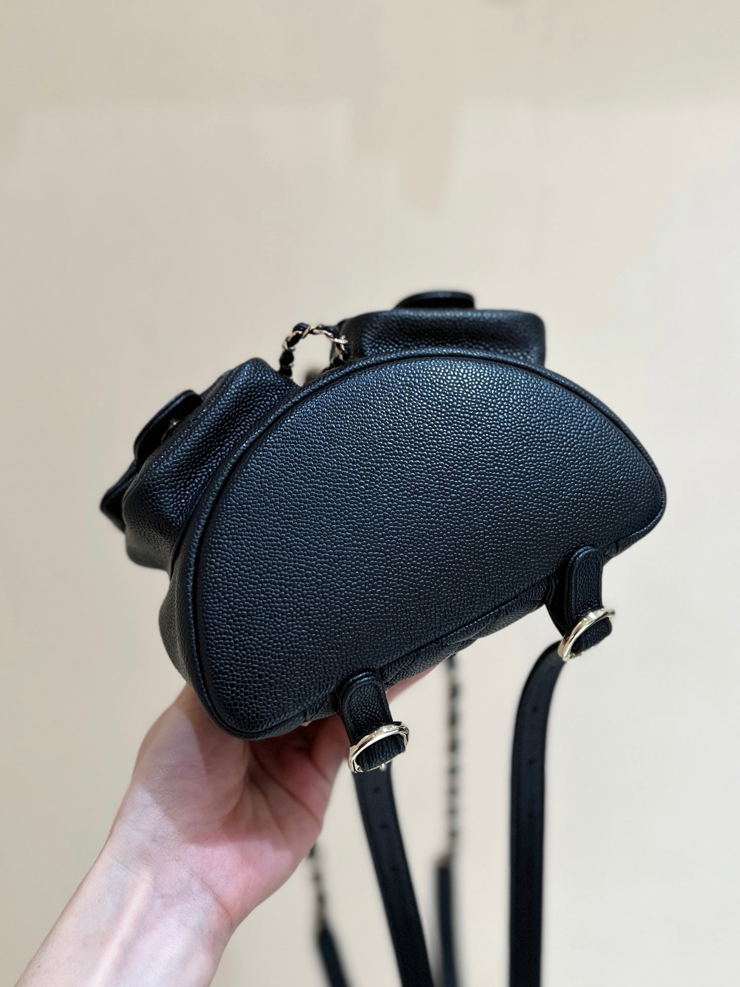 SAC À DOS 24A DUMA EN CUIR CAVIAR NOIR ET QUINCAILLERIE OR CLAIR