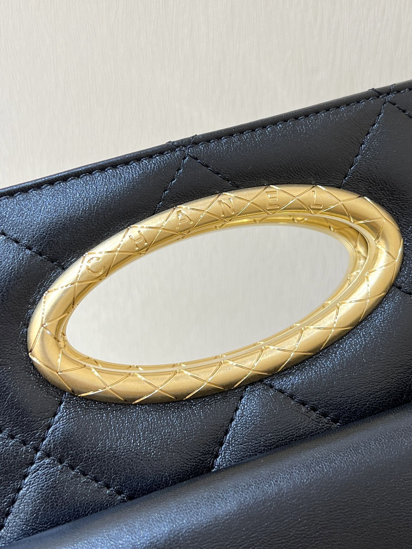 Pochette 25 en peau de mouton noire, matériel doré 