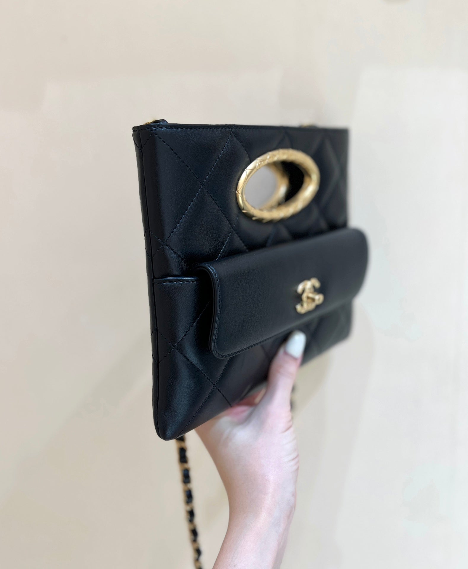 Pochette 25 en peau de mouton noire, matériel doré 