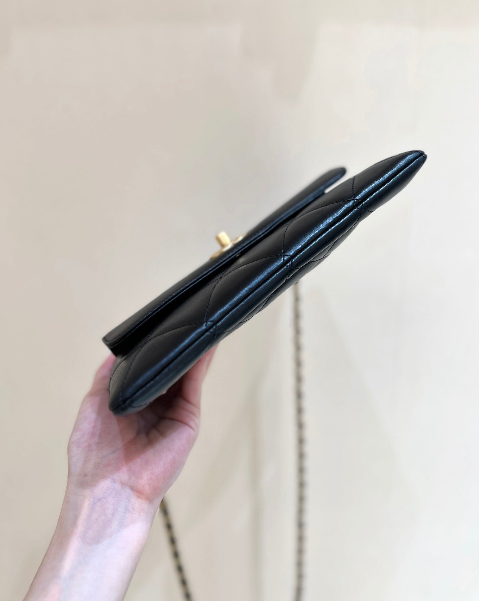 Pochette 25 en peau de mouton noire, matériel doré 