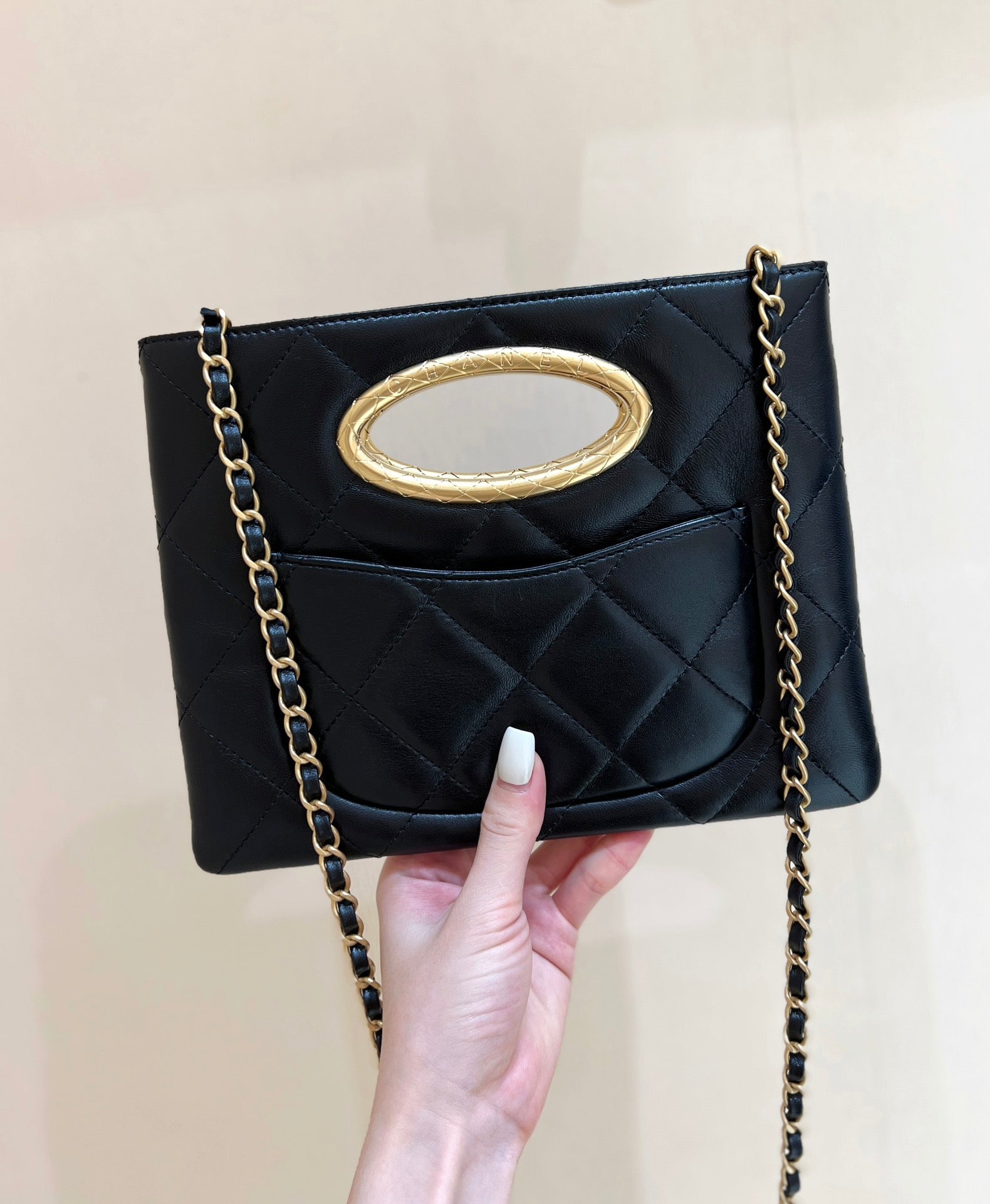 Pochette 25 en peau de mouton noire, matériel doré 