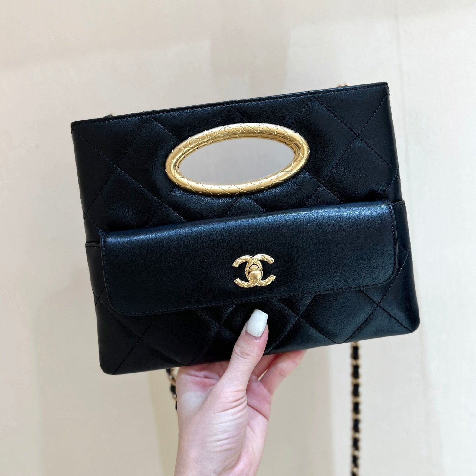 Pochette 25 en peau de mouton noire, matériel doré 