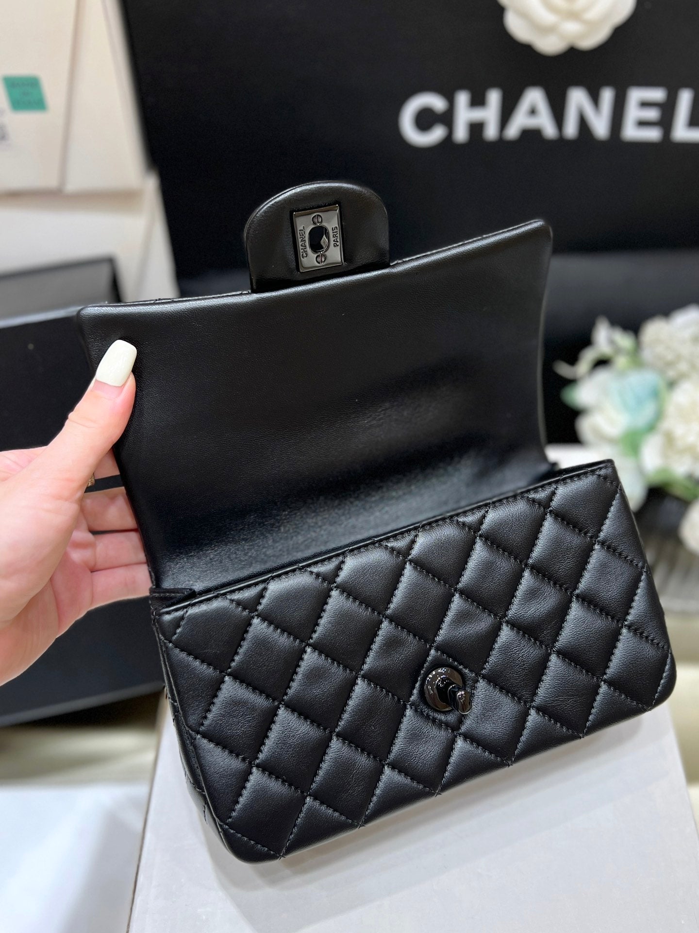 25C MINI FLAP BAG TOP HANDLE 20CM BLACK LAMBSKIN BLACK HARDWARE