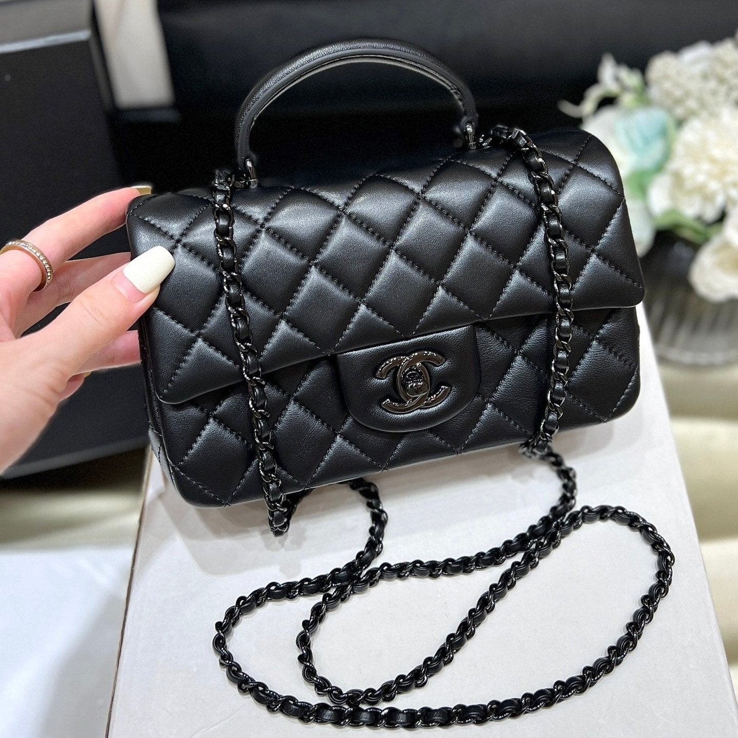 25C MINI FLAP BAG TOP HANDLE 20CM BLACK LAMBSKIN BLACK HARDWARE