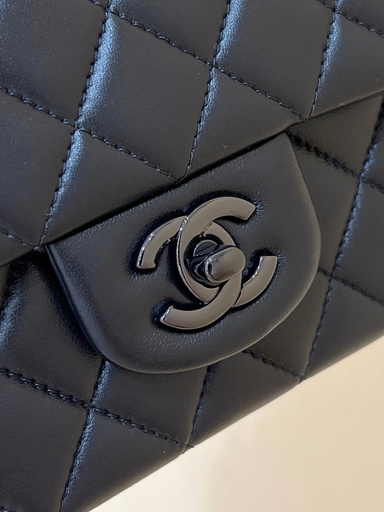 25C MINI FLAP BAG TOP HANDLE 20CM BLACK LAMBSKIN BLACK HARDWARE