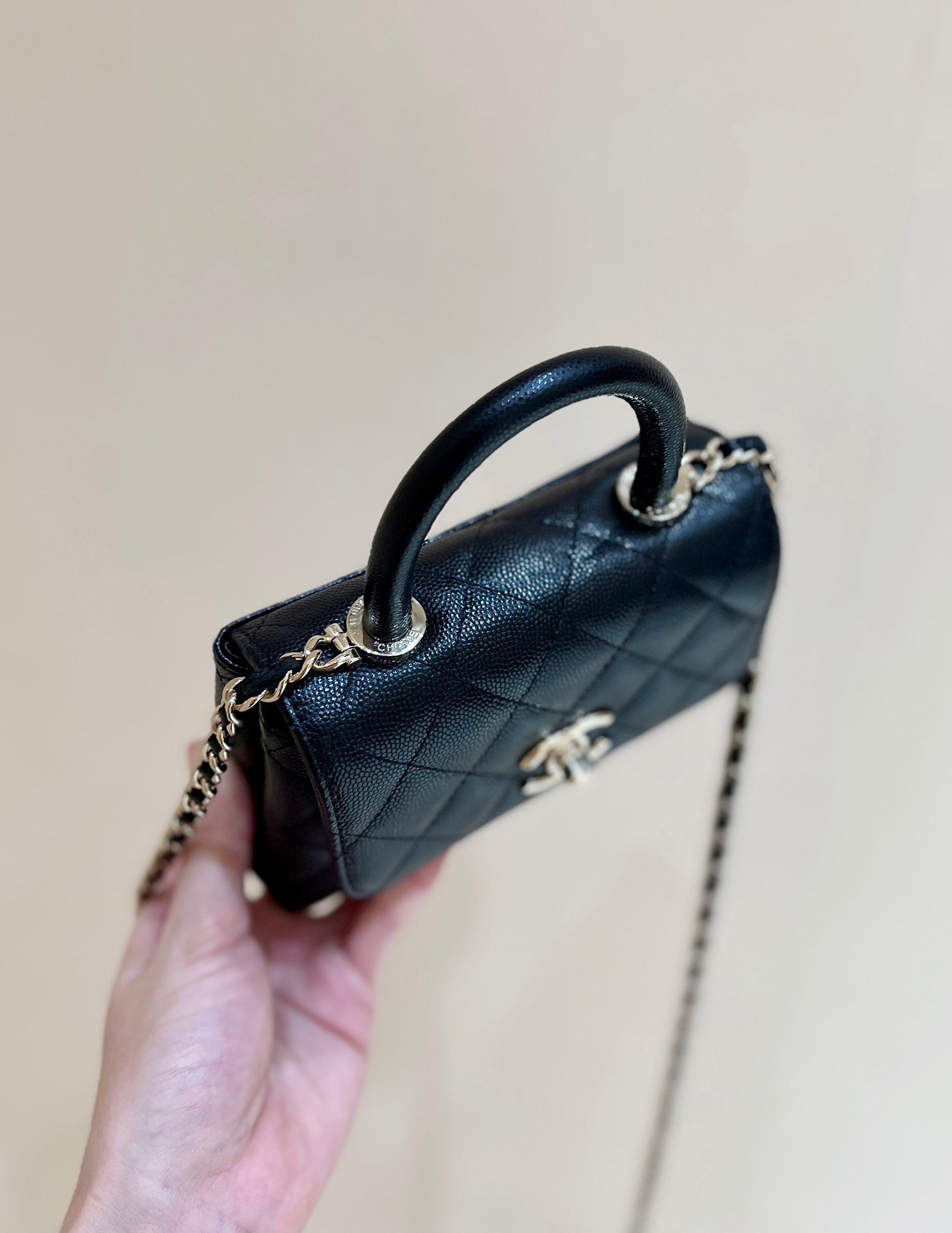 CC 24K COCO HANLE NANO 18CM CUIR DE VEAU GRAINÉ NOIR QUINCAILLERIE OR