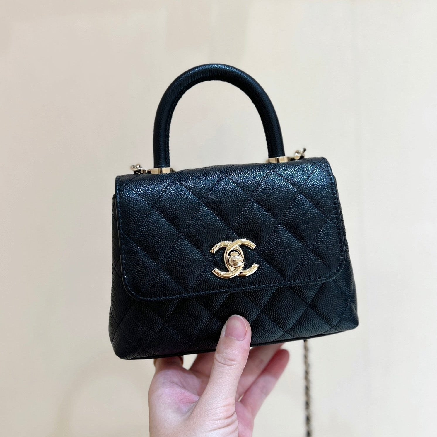 CC 24K COCO HANLE NANO 18CM CUIR DE VEAU GRAINÉ NOIR QUINCAILLERIE OR