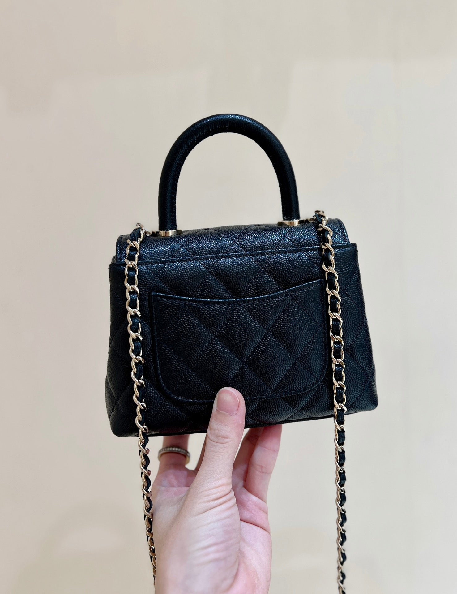 CC 24K COCO HANLE NANO 18CM CUIR DE VEAU GRAINÉ NOIR QUINCAILLERIE OR