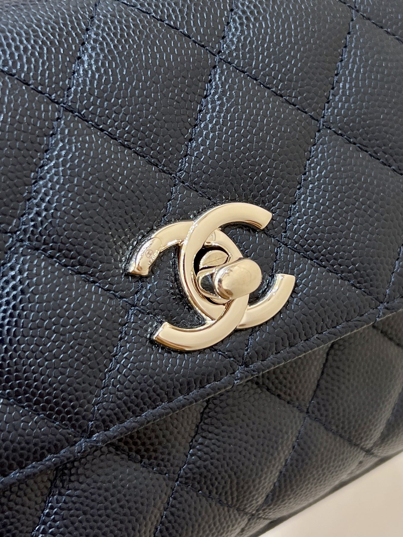 CC 24K COCO HANLE NANO 18CM CUIR DE VEAU GRAINÉ NOIR QUINCAILLERIE OR