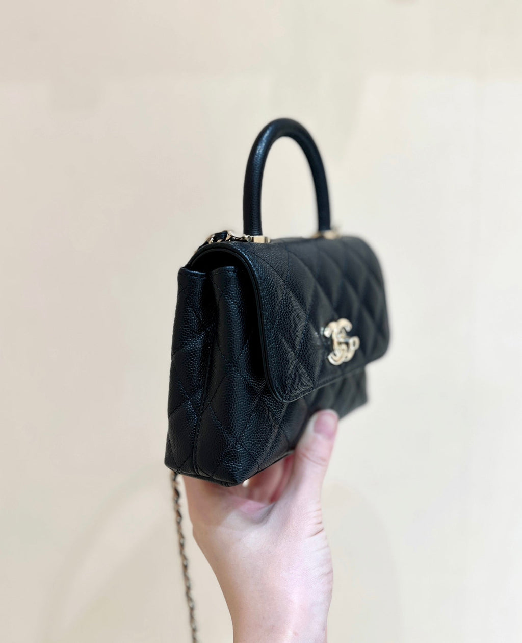 CC 24K COCO HANLE NANO 18CM CUIR DE VEAU GRAINÉ NOIR QUINCAILLERIE OR