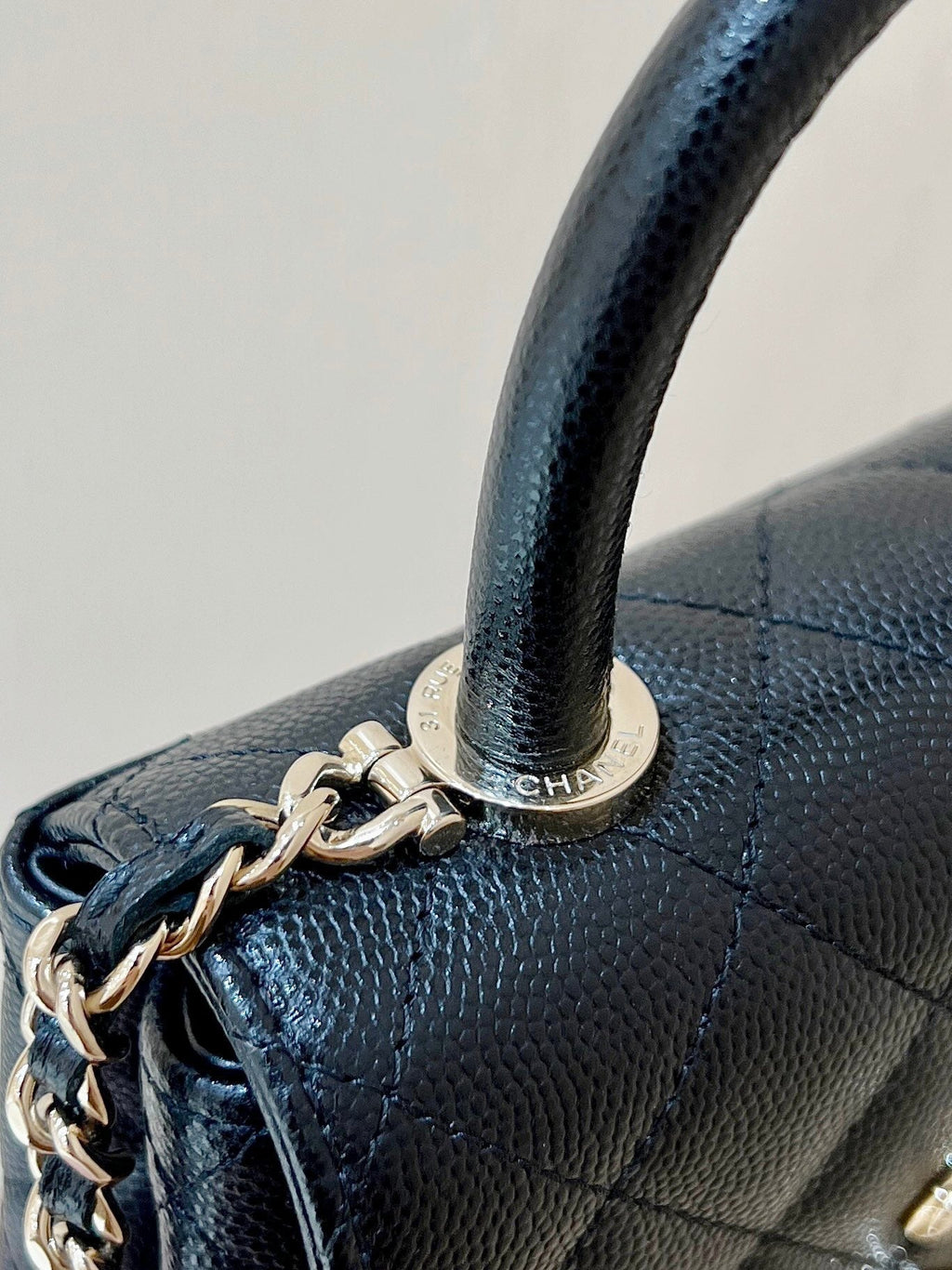 CC 24K COCO HANLE NANO 18CM CUIR DE VEAU GRAINÉ NOIR QUINCAILLERIE OR