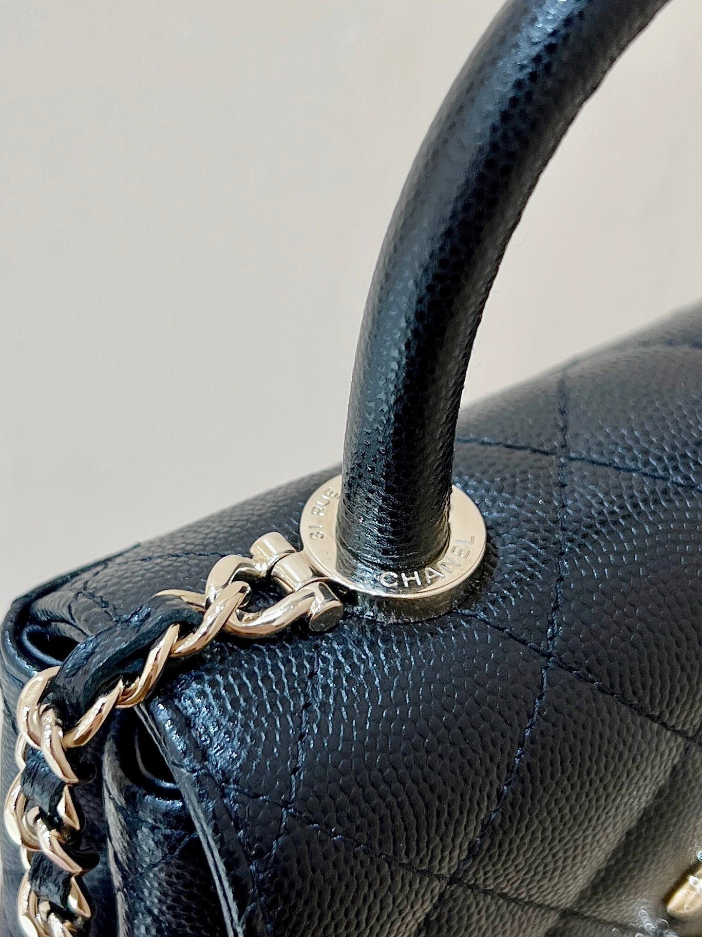 CC 24K COCO HANLE NANO 18CM CUIR DE VEAU GRAINÉ NOIR QUINCAILLERIE OR