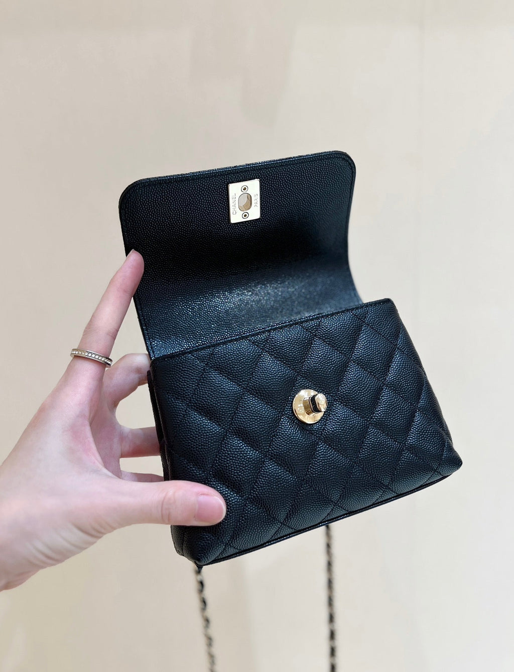 CC 24K COCO HANLE NANO 18CM CUIR DE VEAU GRAINÉ NOIR QUINCAILLERIE OR