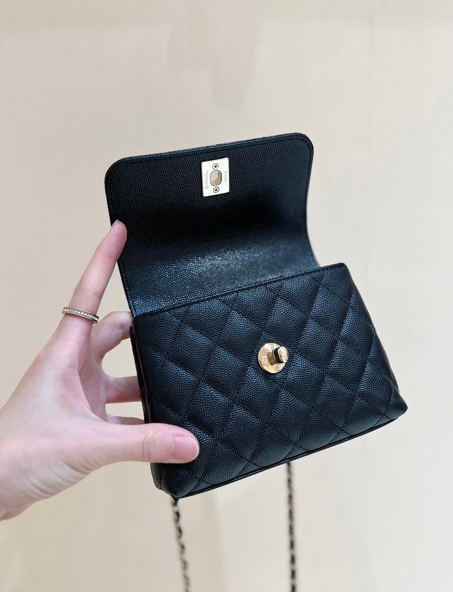 CC 24K COCO HANLE NANO 18CM CUIR DE VEAU GRAINÉ NOIR QUINCAILLERIE OR