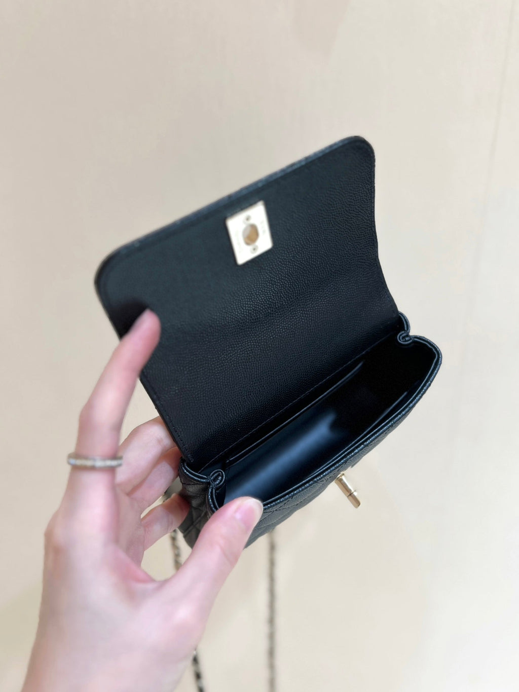 CC 24K COCO HANLE NANO 18CM CUIR DE VEAU GRAINÉ NOIR QUINCAILLERIE OR