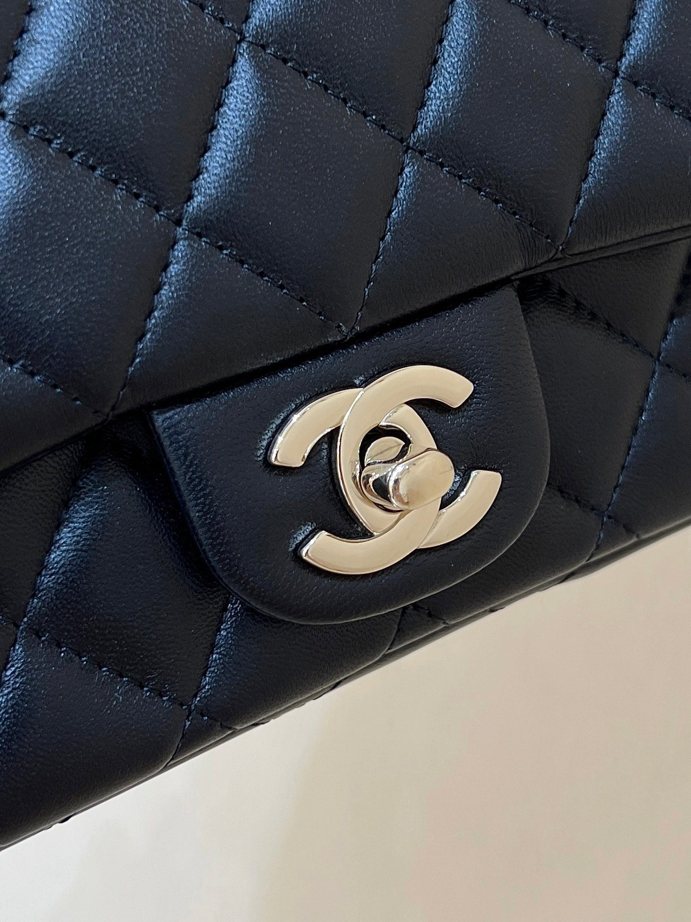 CC 24K MINI SAC À RABAT 18CM CUIR D'AGNEAU NOIR QUINCAILLERIE ARGENTÉE