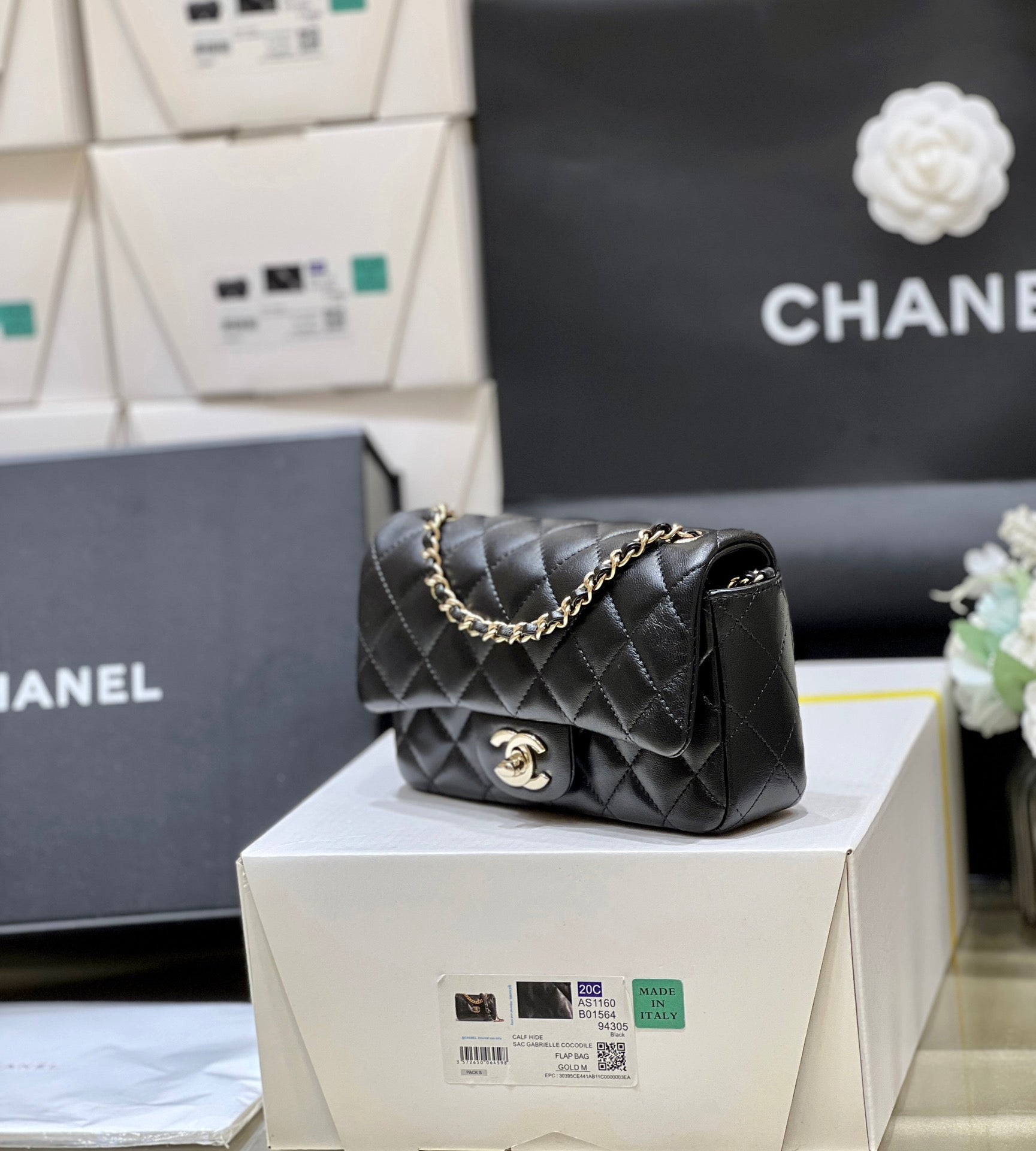 CC 24K MINI SAC À RABAT 18CM CUIR D'AGNEAU NOIR QUINCAILLERIE ARGENTÉE