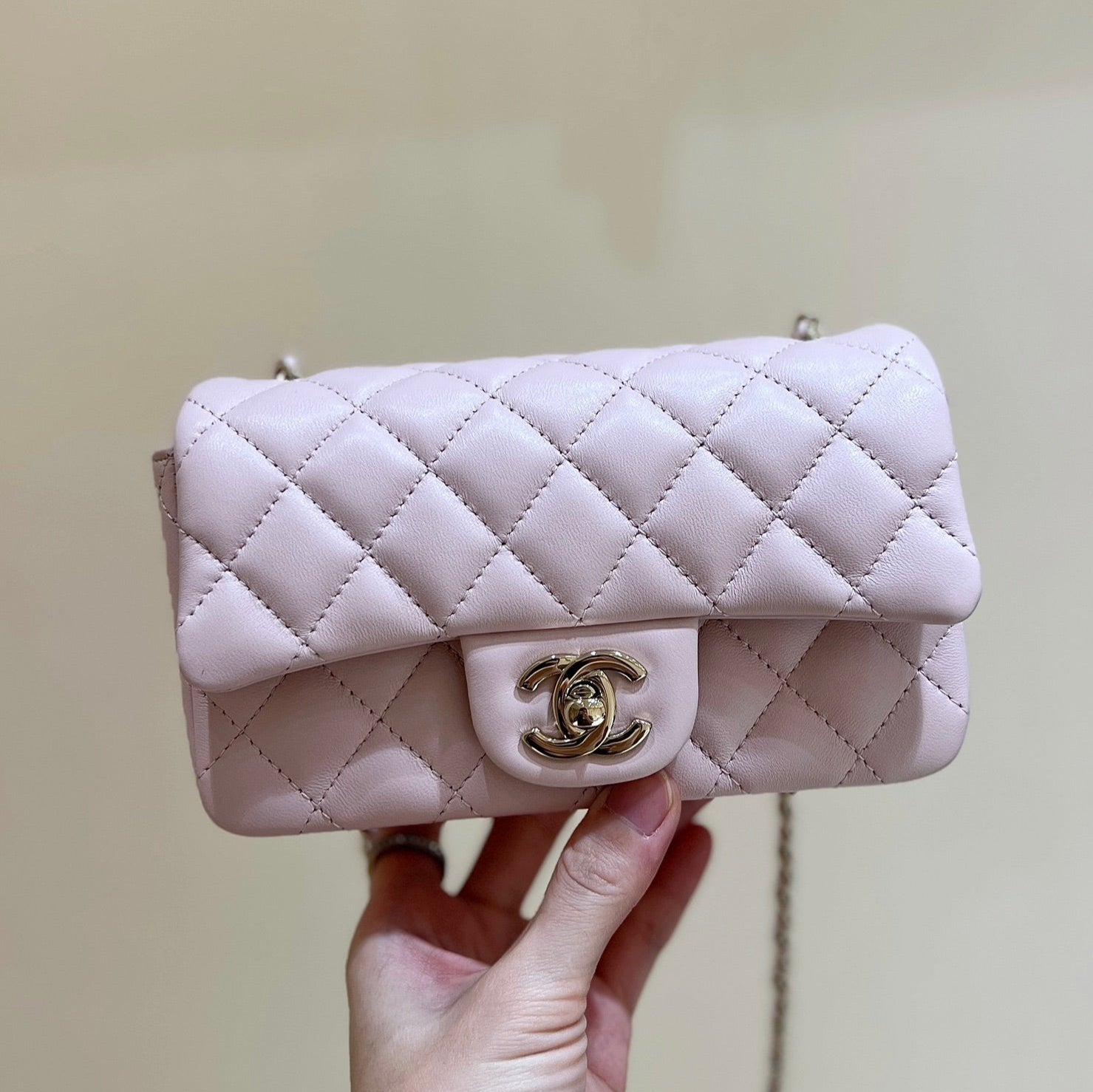 CC 24K MINI SAC À RABAT 18CM CUIR D'AGNEAU ROSE CLAIR QUINCAILLERIE DORÉ