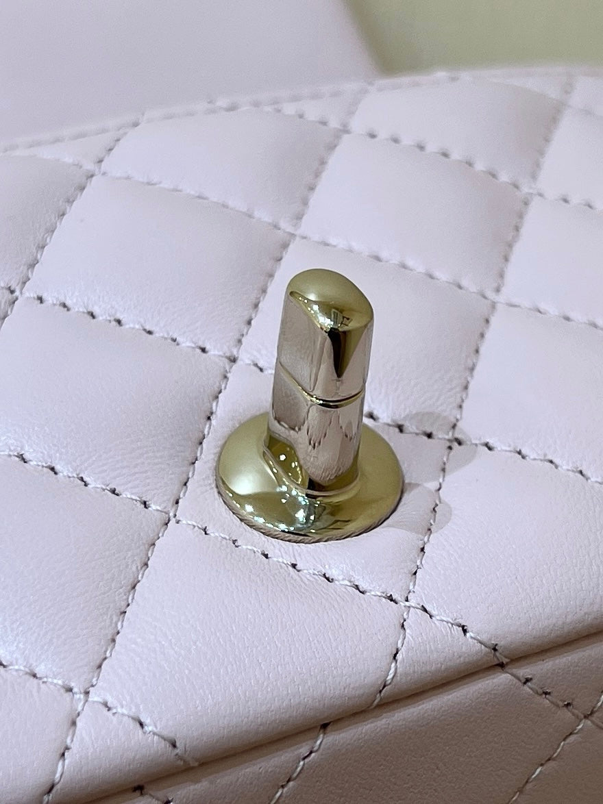 CC 24K MINI SAC À RABAT 18CM CUIR D'AGNEAU ROSE CLAIR QUINCAILLERIE DORÉ