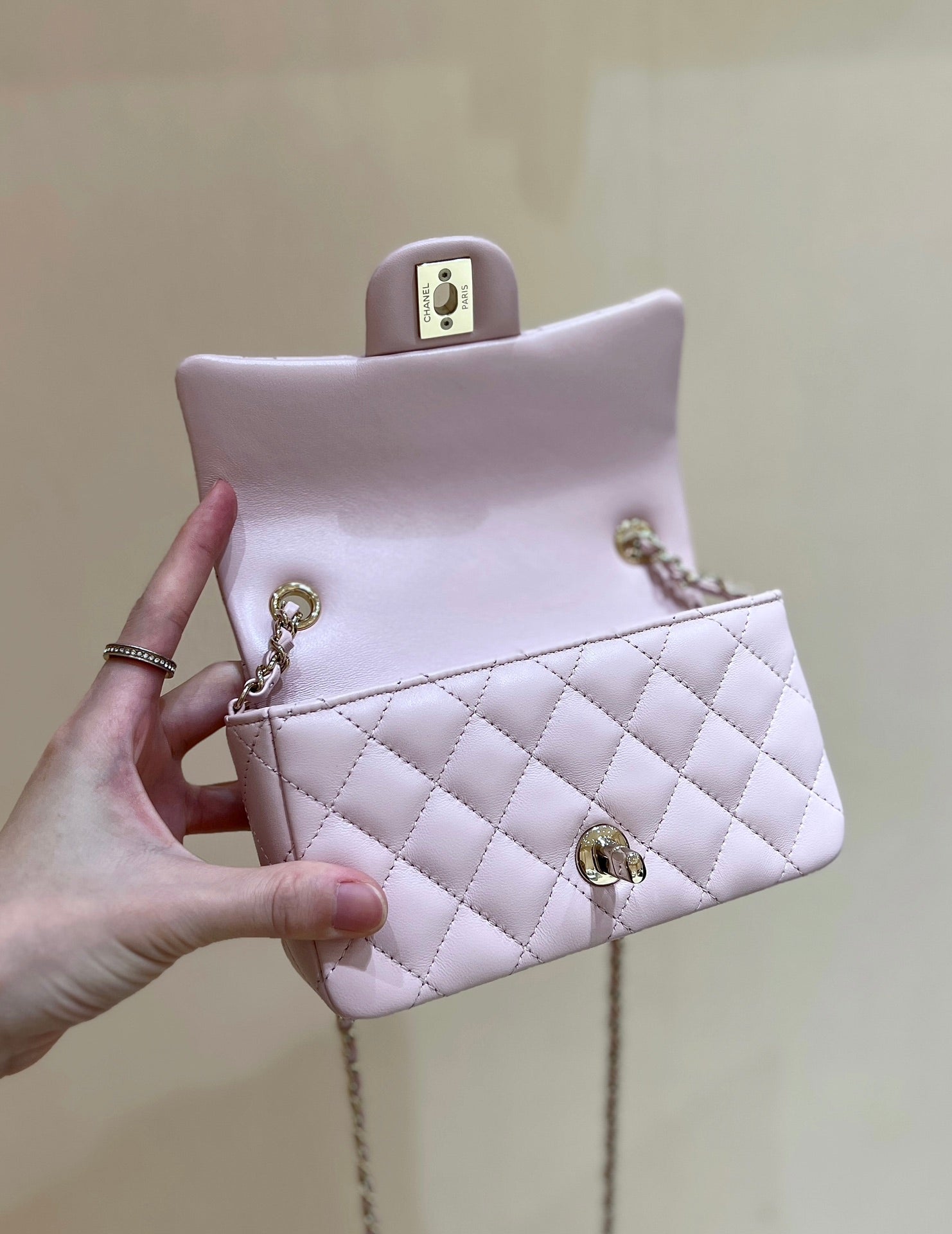 CC 24K MINI SAC À RABAT 18CM CUIR D'AGNEAU ROSE CLAIR QUINCAILLERIE DORÉ