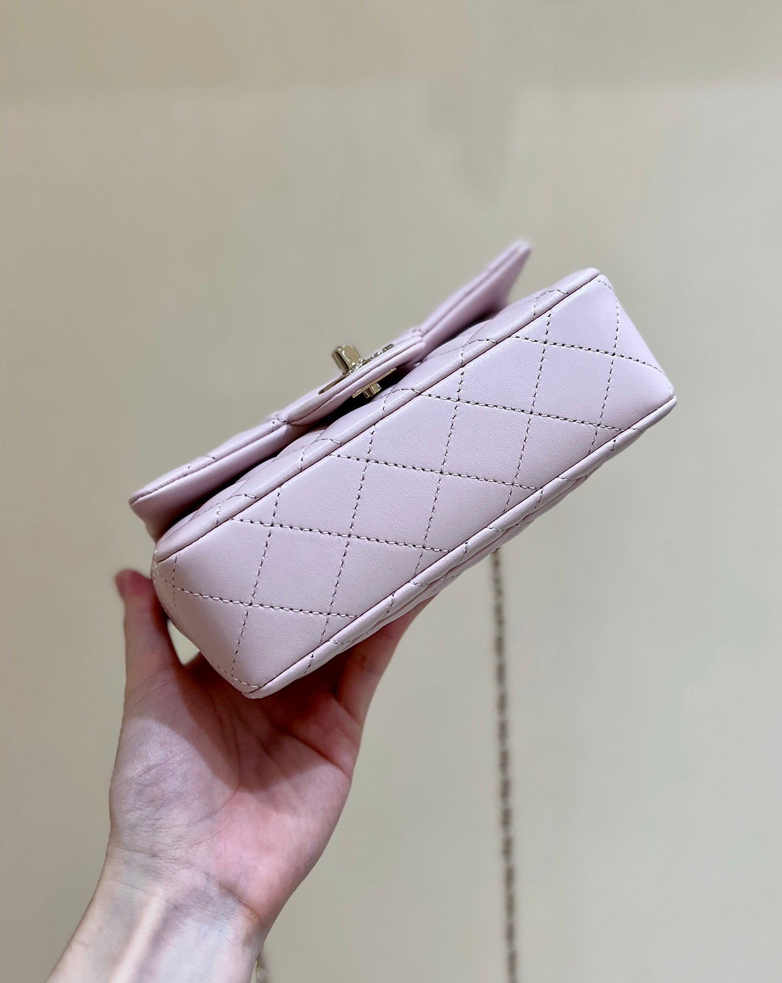 CC 24K MINI SAC À RABAT 18CM CUIR D'AGNEAU ROSE CLAIR QUINCAILLERIE DORÉ