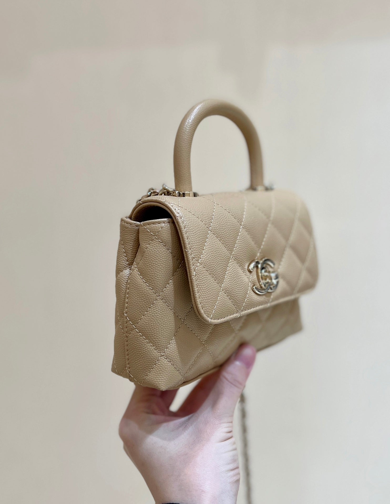 CC 24K COCO HANLE NANO 18CM CUIR DE VEAU GRAINÉ BEIGE QUINCAILLERIE DORÉ