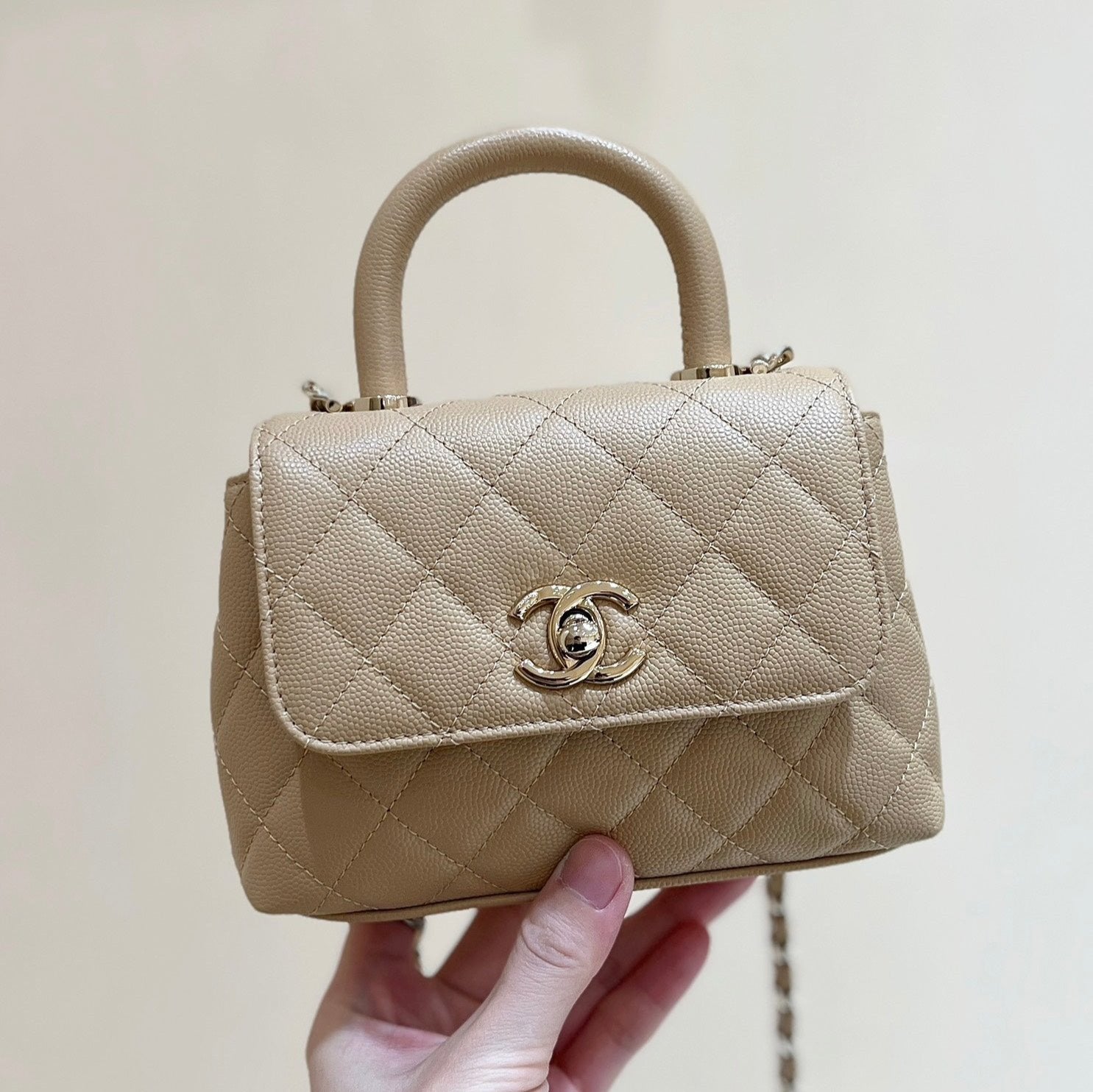 CC 24K COCO HANLE NANO 18CM CUIR DE VEAU GRAINÉ BEIGE QUINCAILLERIE DORÉ