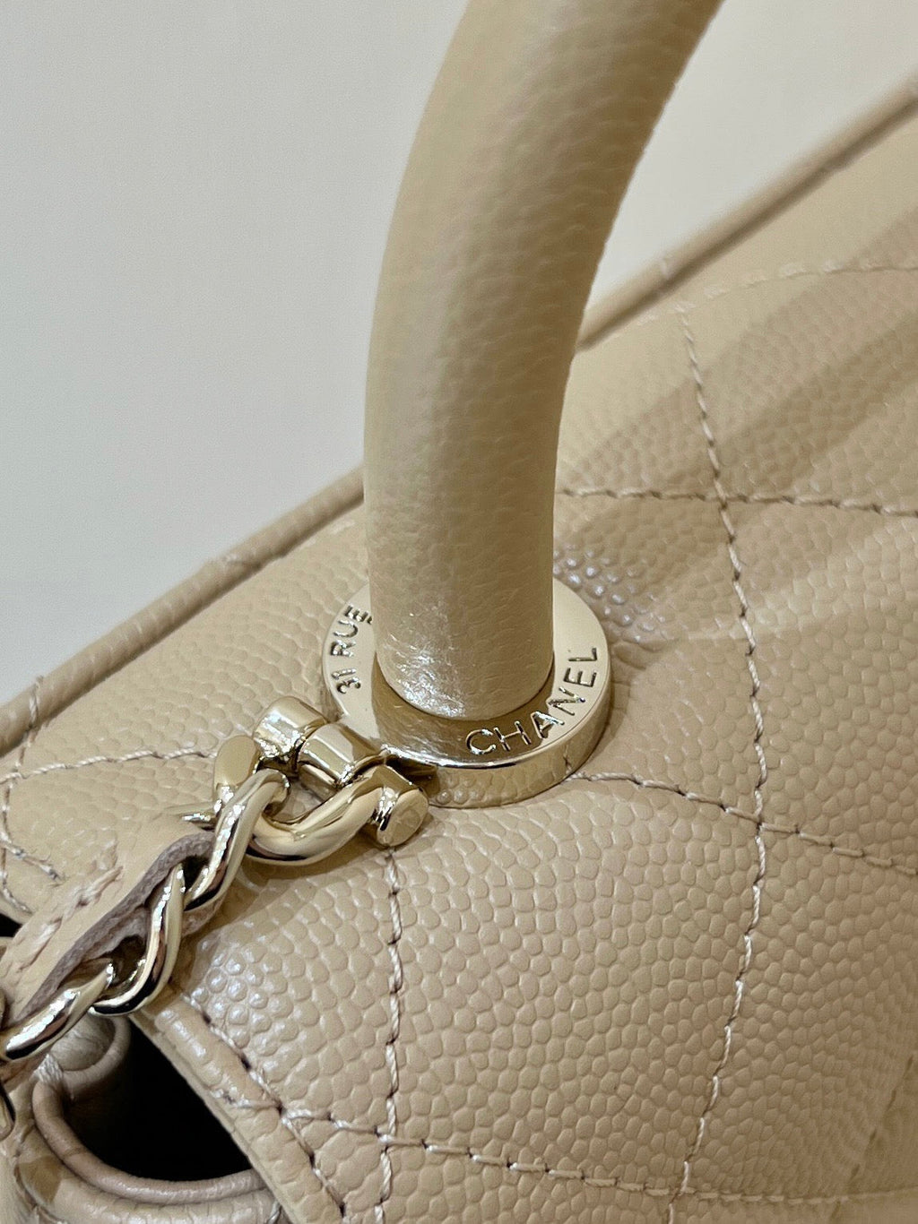 CC 24K COCO HANLE NANO 18CM CUIR DE VEAU GRAINÉ BEIGE QUINCAILLERIE DORÉ