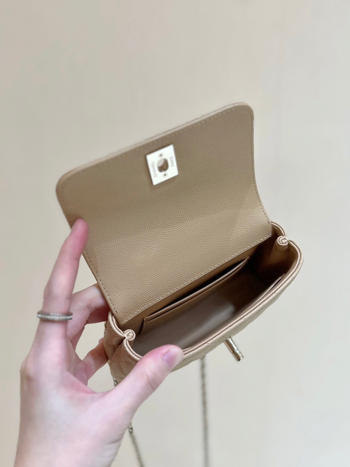 CC 24K COCO HANLE NANO 18CM CUIR DE VEAU GRAINÉ BEIGE QUINCAILLERIE DORÉ